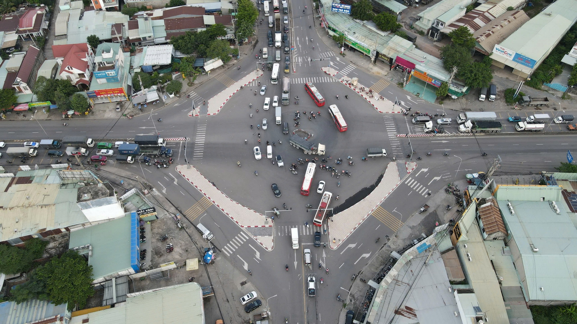 Cách nút giao ngã tư Vũng Tàu khoảng 6km, nút giao Cổng 11 giao nhau giữa Quốc lộ 51 với đường Võ Nguyên Giáp, đường Bùi Văn Hòa cũng là điểm đen tai nạn giao thông.