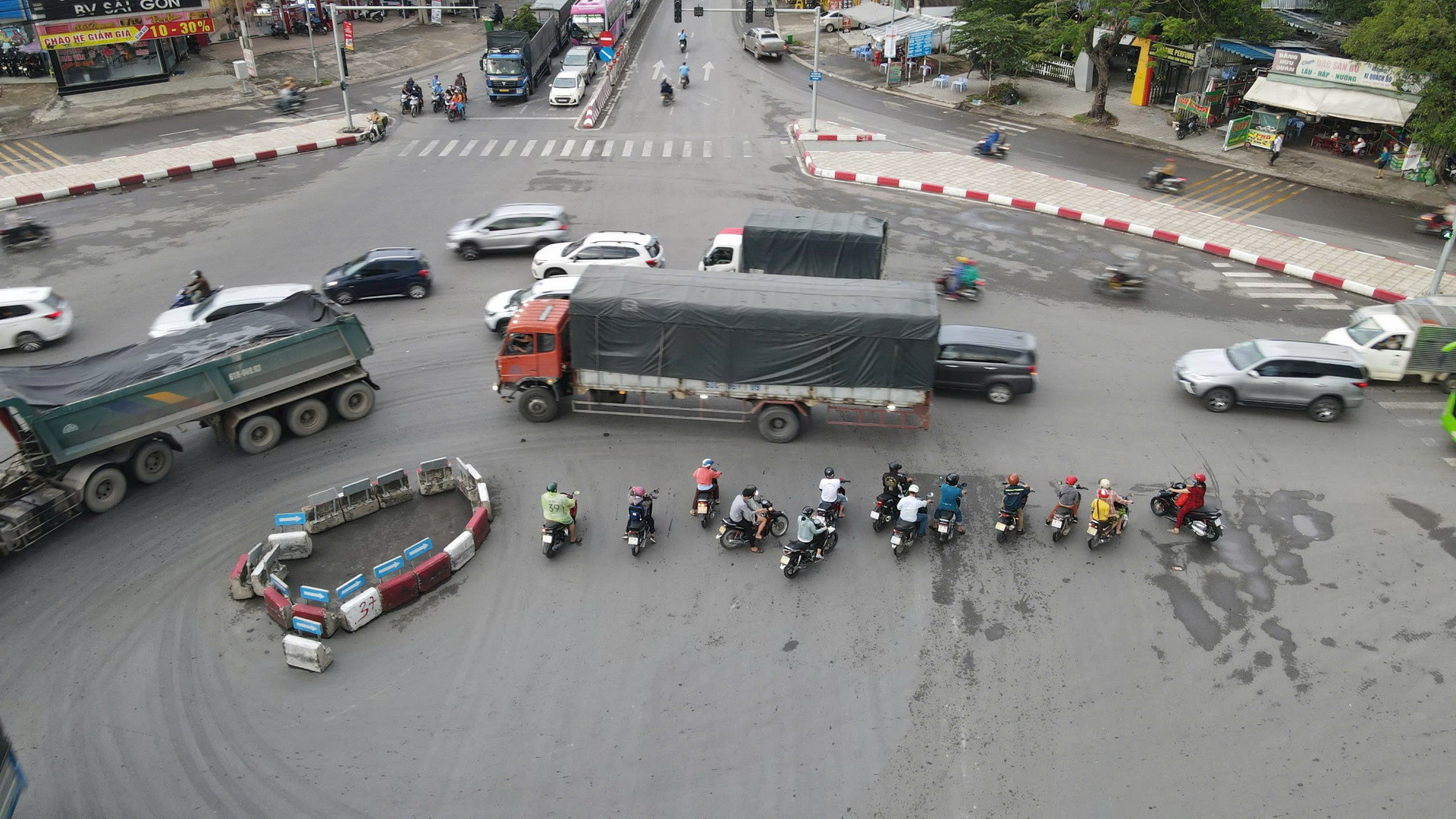 Phương tiện lưu thông qua nút giao Cổng 11 lộn xộn nguy cơ mất an toàn giao thông.