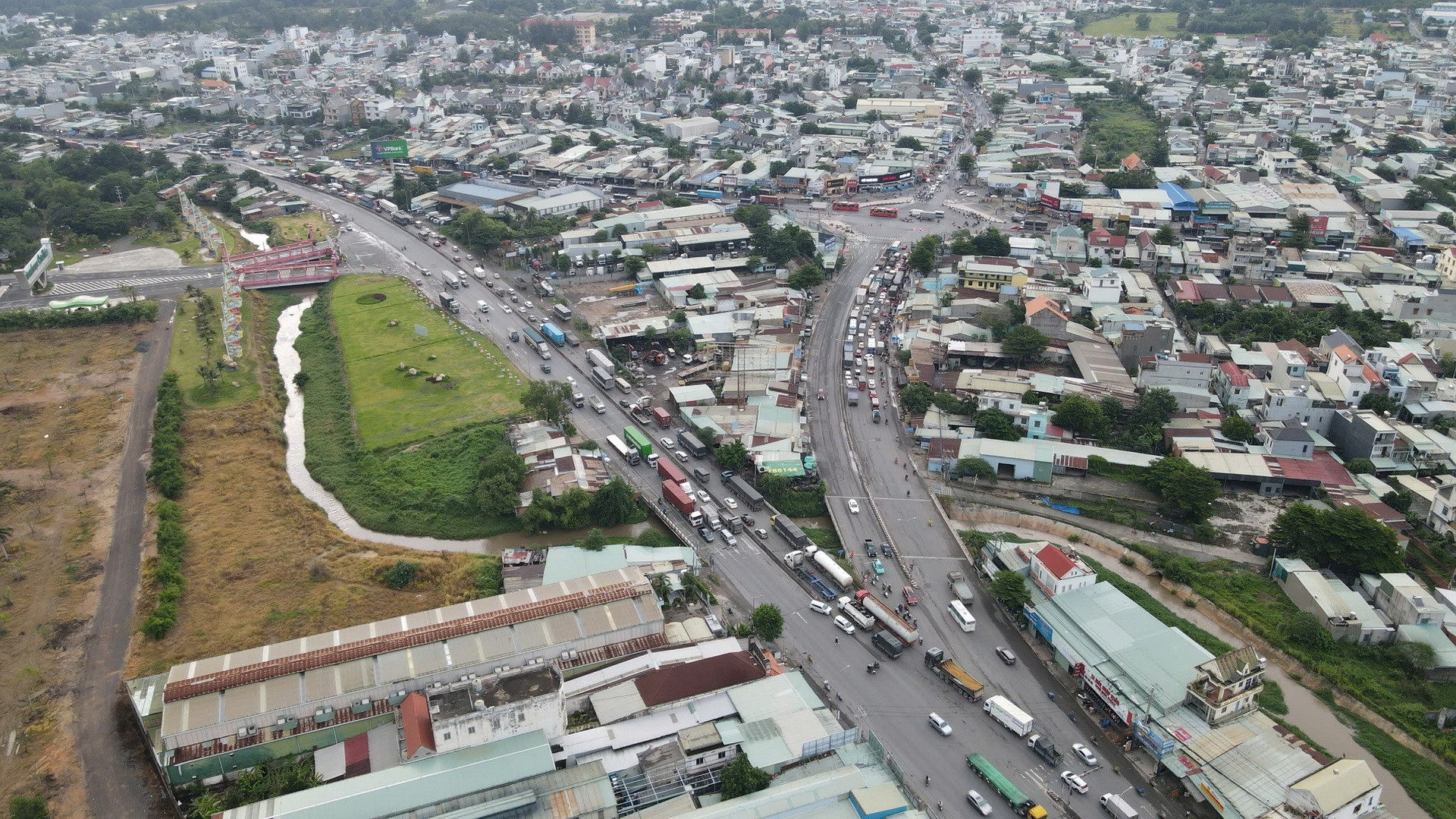 Để giải quyết dứt điểm ùn tắc và nguy cơ tai nạn giao thông tại nút Cổng 11, Ủy ban nhân dân tỉnh Đồng Nai đề xuất xây nút giao có các cầu vượt và nhánh hoa thị kết nối giao thông hoàn chỉnh với tổng mức dự tính hơn 8.433 tỷ đồng.