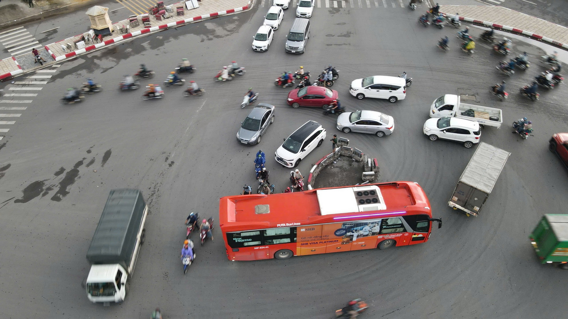 Nút giao Cổng 11 trở thành nổi ám ảnh về ùn tắc và nguy cơ tai nạn giao thông của người dân mỗi khi lưu thông qua đây. 