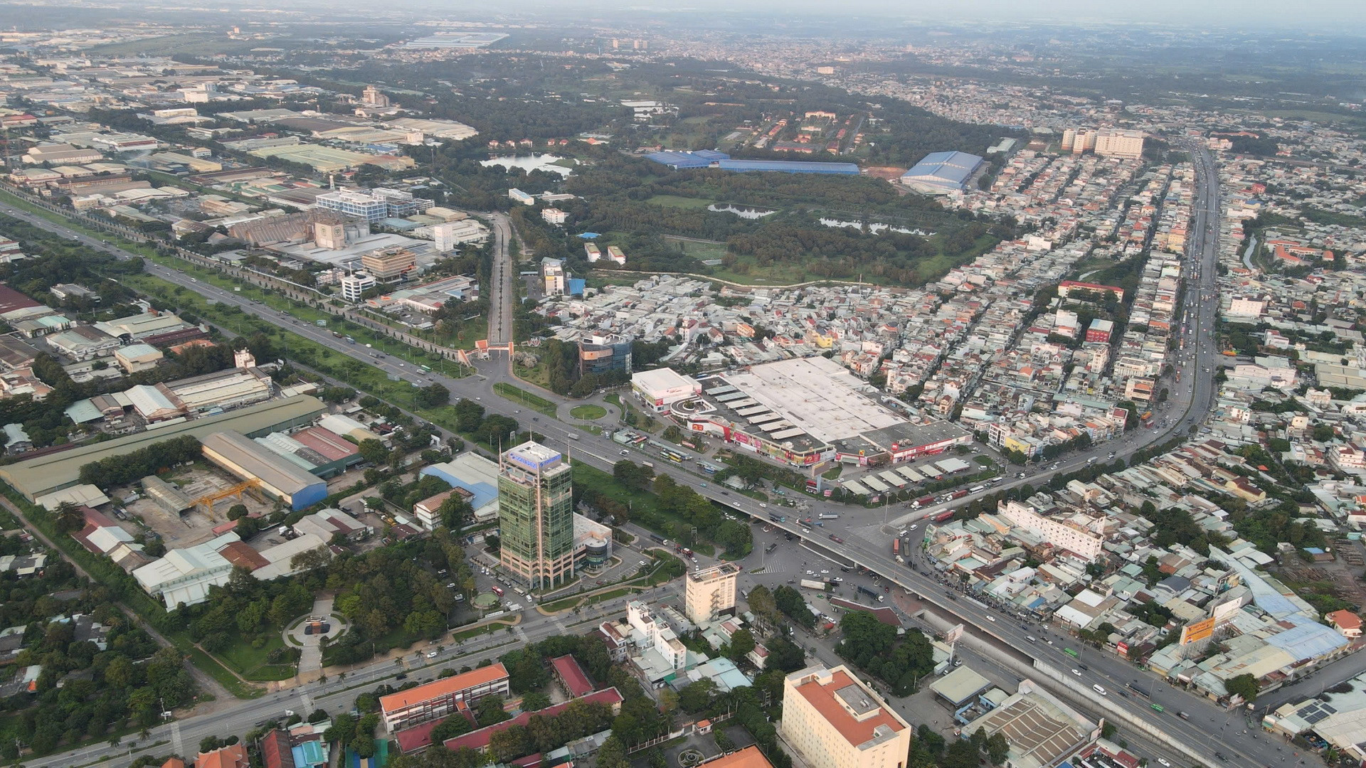 Nút giao thông ngã tư Vũng Tàu giữa điểm đầu tuyến Quốc lộ 51 và Quốc lộ 1 là điểm đen tai nạn và ùn tắc giao thông của tỉnh Đồng Nai lâu nay.