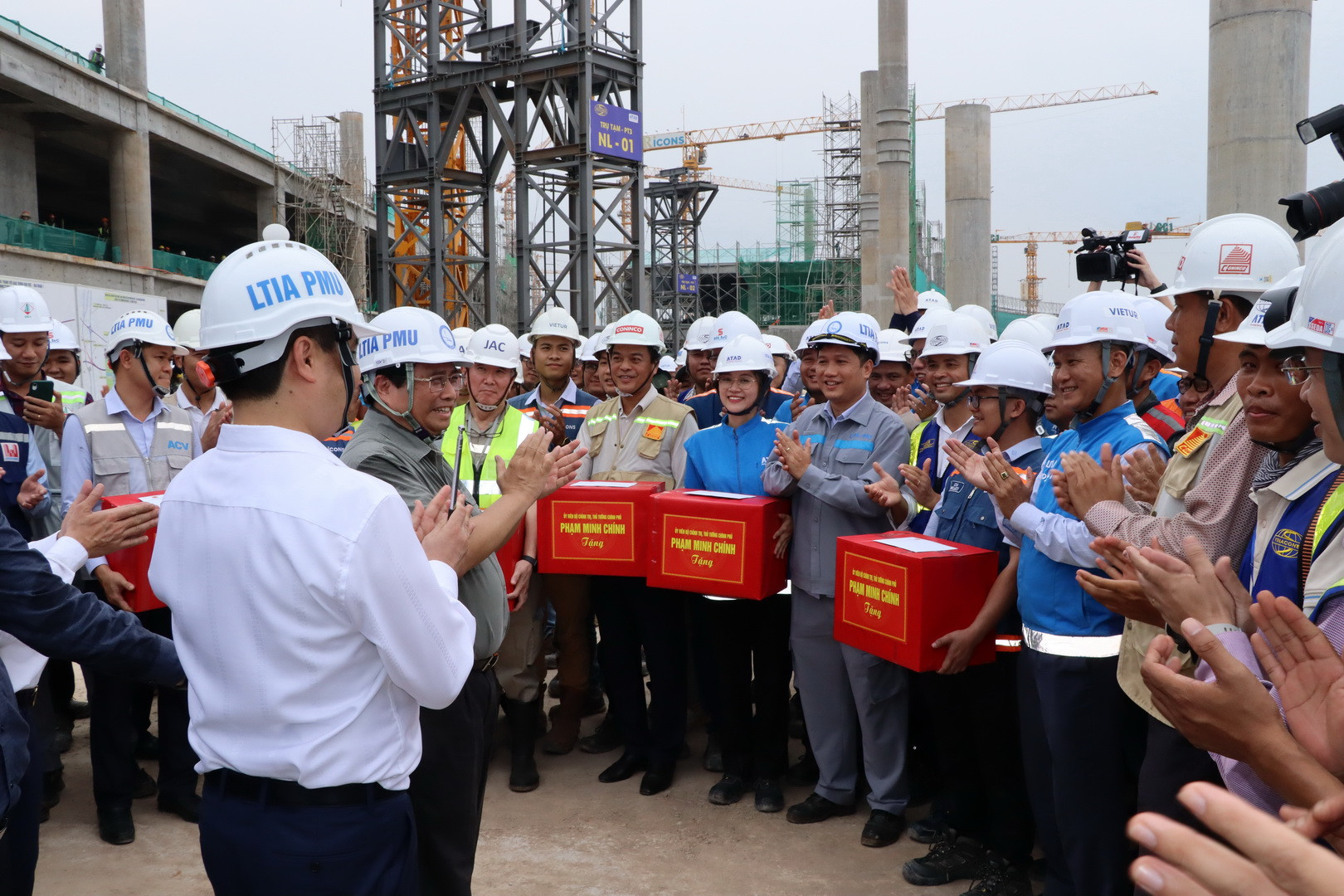 Thủ tướng động viên các đơn vị thi công công trình nhà ga hành khách sân bay Long Thành.