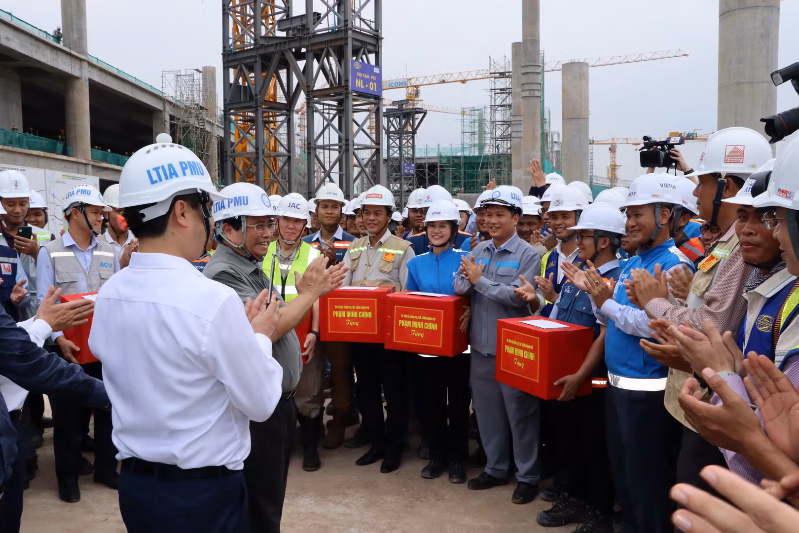 Thủ tướng động viên các đơn vị thi công công trình nhà ga hành khách sân bay Long Thành.