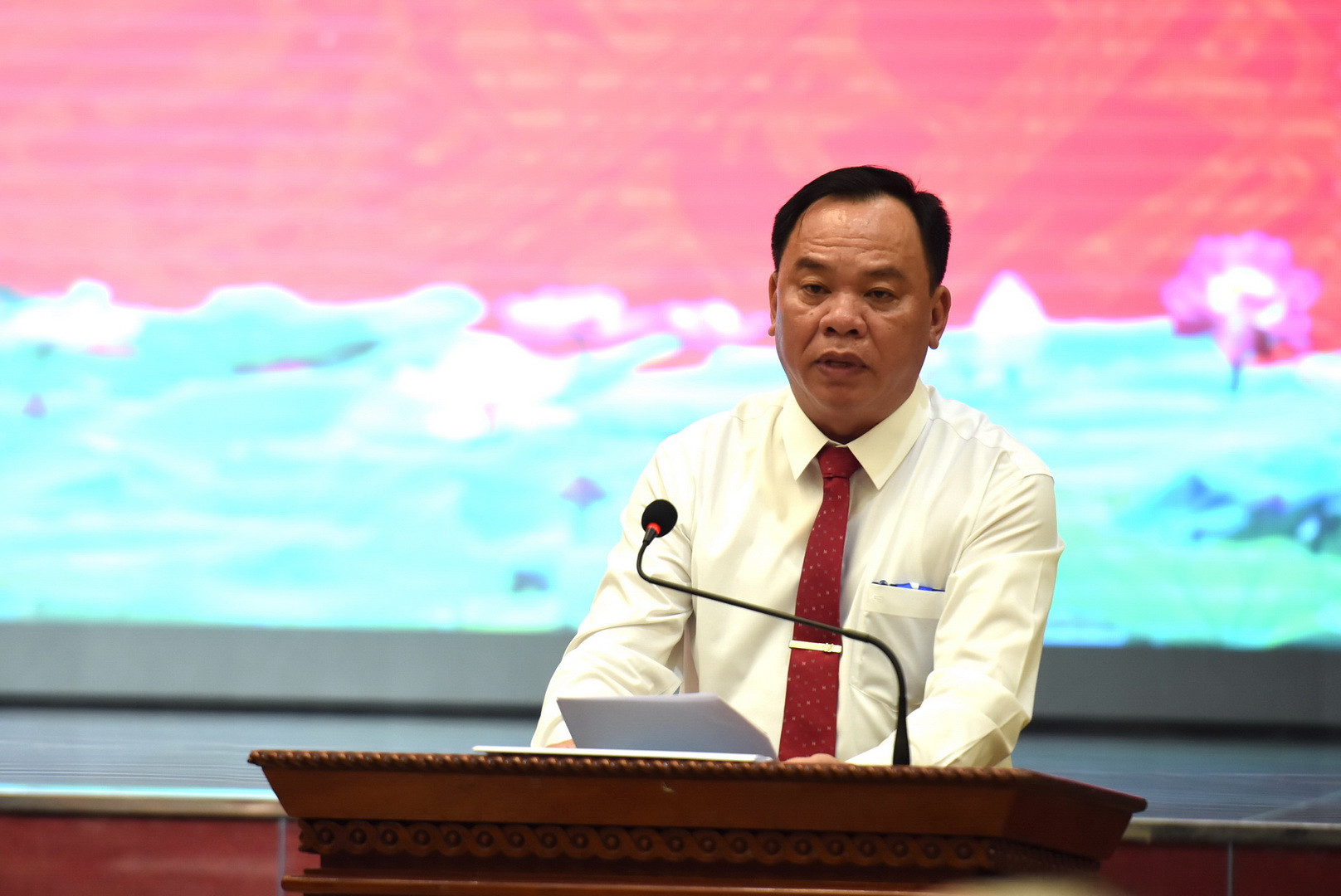 Đồng chí Võ Tấn Đức, Phó Bí thư Tỉnh ủy, Chủ tịch Ủy ban nhân dân tỉnh Đồng Nai thay mặt Ban Thường vụ Tỉnh ủy báo cáo tình hình kinh tế-xã hội, quốc phòng-an ninh 9 tháng đầu năm 2024 và kiến nghị của tỉnh.