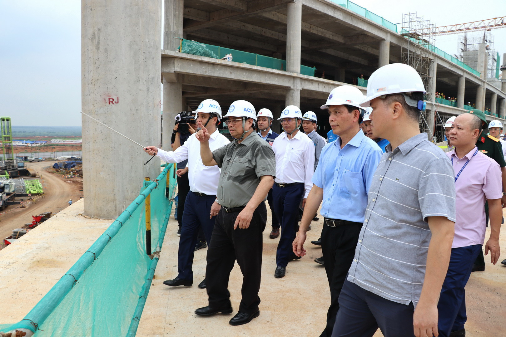 Thủ tướng Phạm Minh Chính kiểm tra thi công ở tầng 2 nhà ga hành khách sân bay Long Thành.