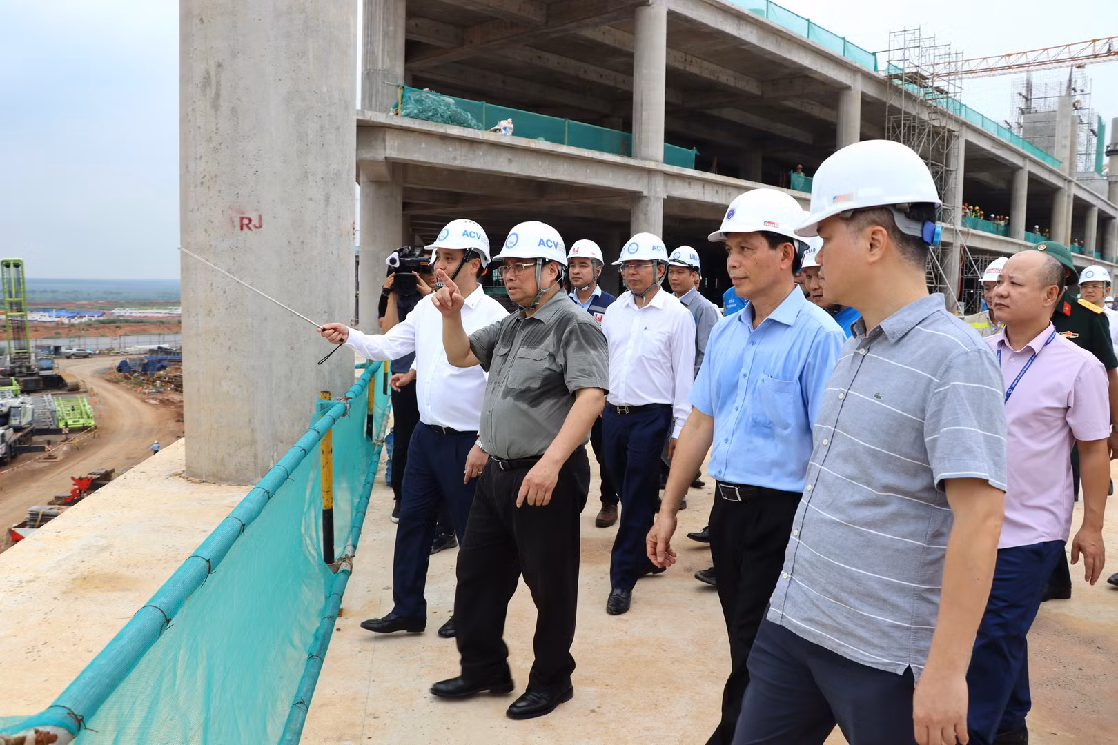 Thủ tướng Phạm Minh Chính kiểm tra thi công ở tầng 2 nhà ga hành khách sân bay Long Thành.