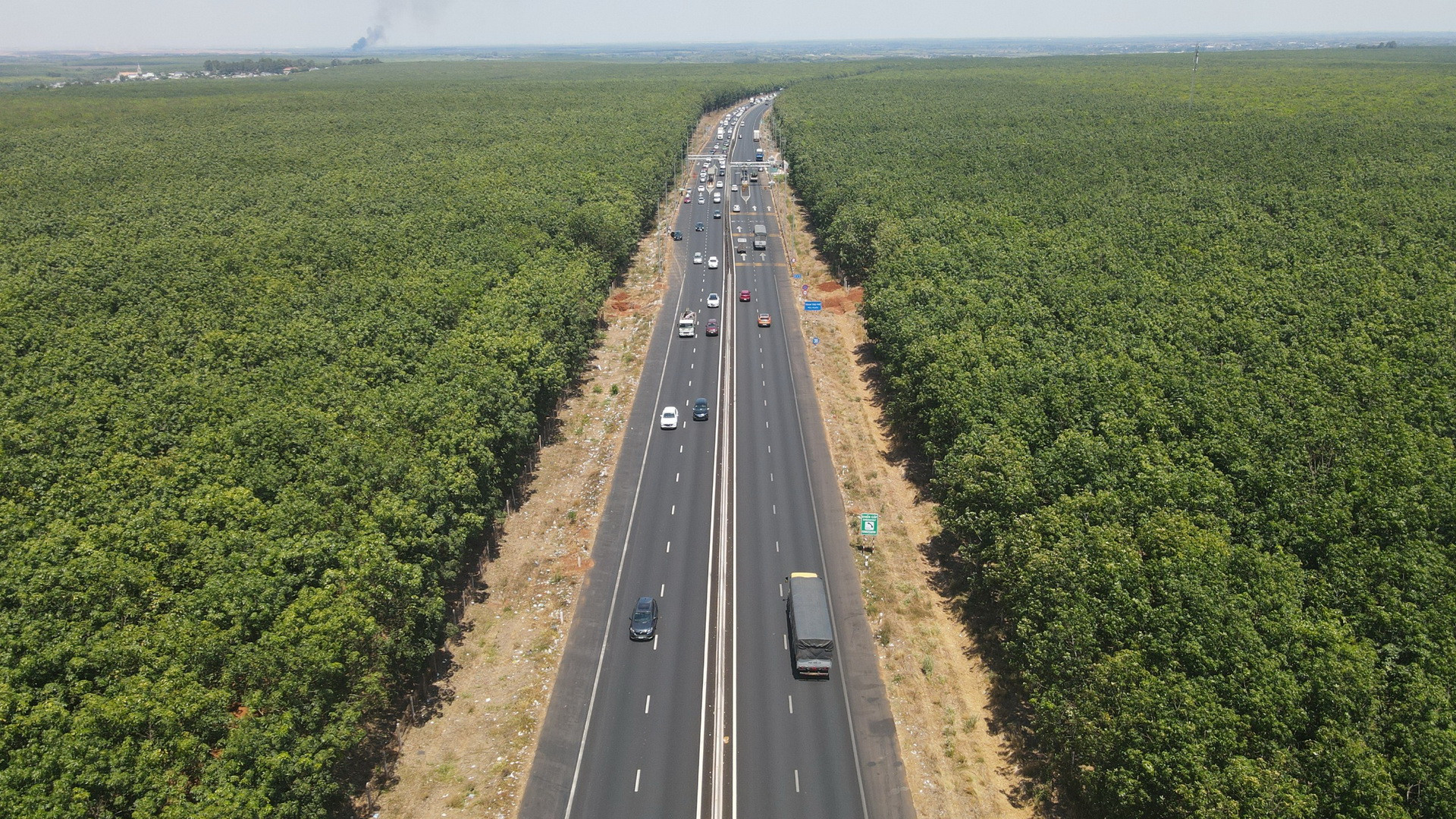 Điểm cuối cao tốc Phan Thiết – Dầu Giây nối cao tốc Thành phố Hồ Chí Minh – Long Thành – Dầu Giây, đoạn qua địa bàn huyện Thống Nhất, tỉnh Đồng Nai lượng xe đông hơn ngày thường nhưng vẫn thông thoáng.
