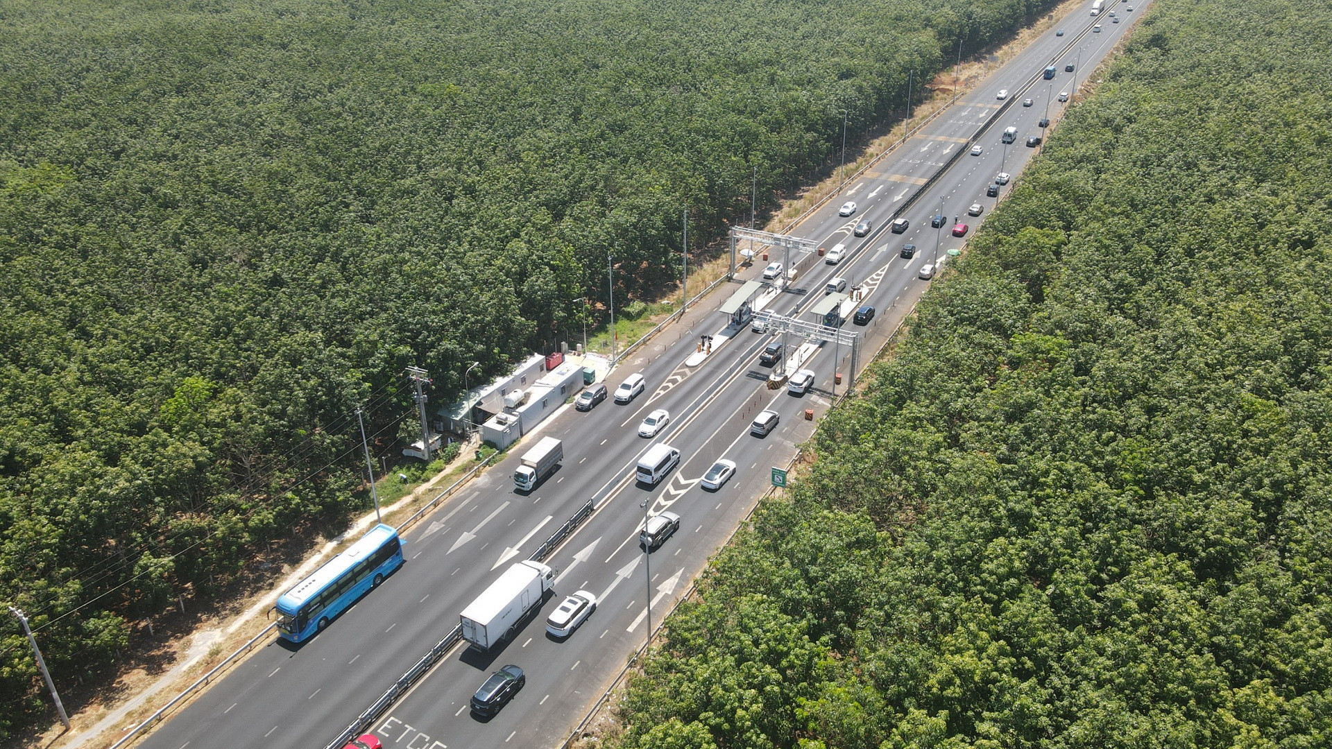 Dù lượng phương tiện có đông hơn ngày thường nhưng cao tốc Phan Thiết – Dầu Giây, đoạn qua địa bàn tỉnh Đồng Nai thông thoáng.