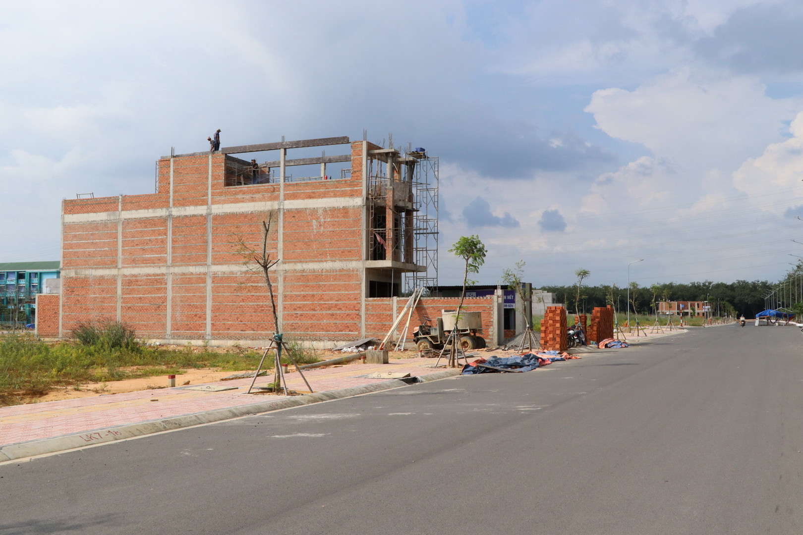 Hiện nay, đã có những ngôi nhà của người dân được xây dựng tại Khu tái định cư xã Long Đức.