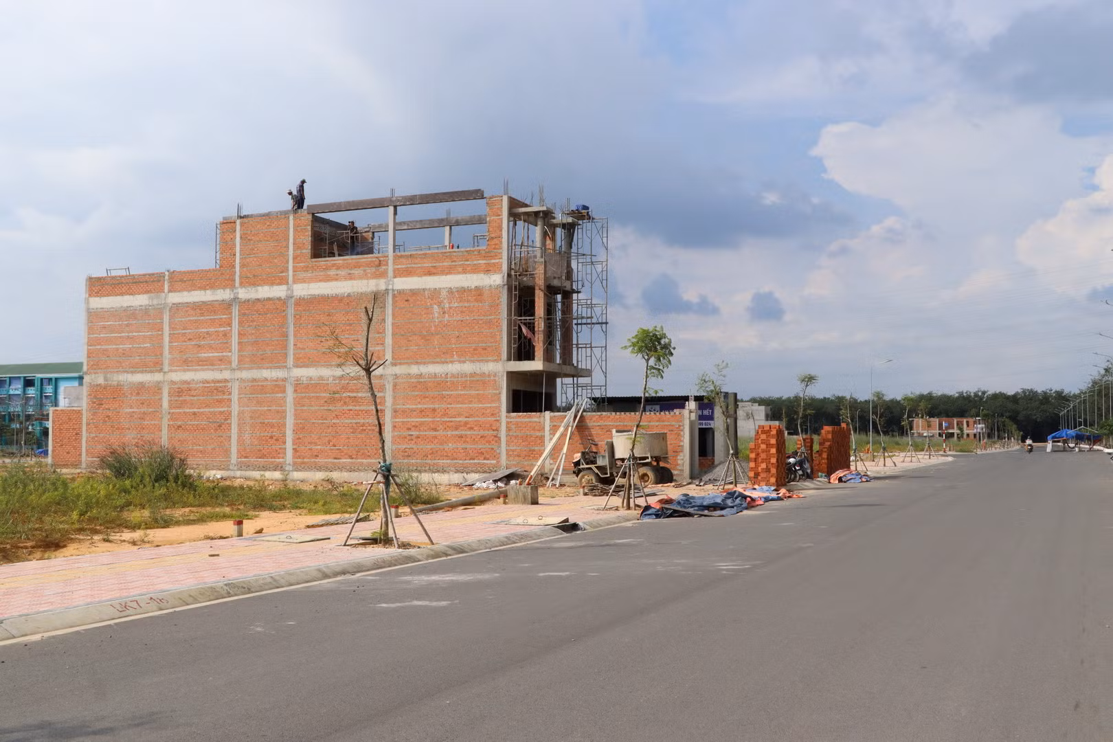 Hiện nay, đã có những ngôi nhà của người dân được xây dựng tại Khu tái định cư xã Long Đức.