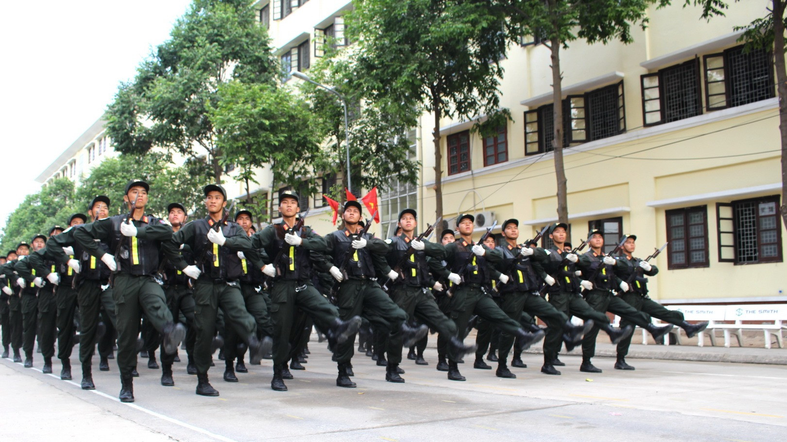 Khối nam Cảnh sát cơ động tham gia hợp luyện.