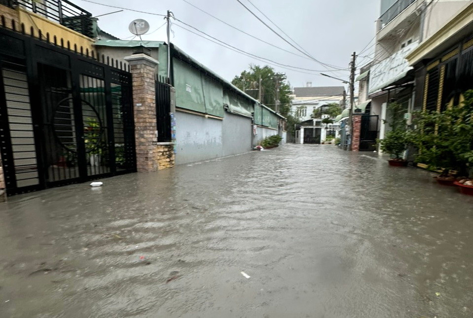 Nhiều nơi ở Biên Hòa ngập sâu sau trận mưa chiều 31/5.