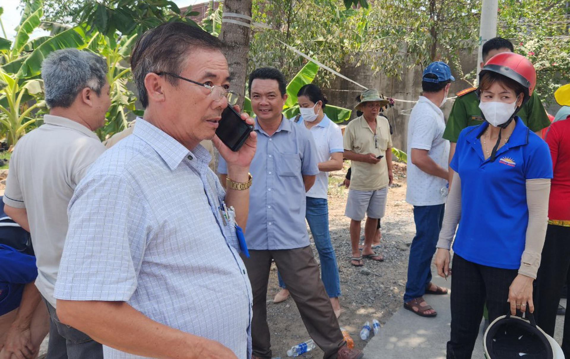 Người thân các nạn nhân vụ nổ đến khu vực bên trong Công ty Trách nhiệm hữu hạn gỗ Bình Minh.