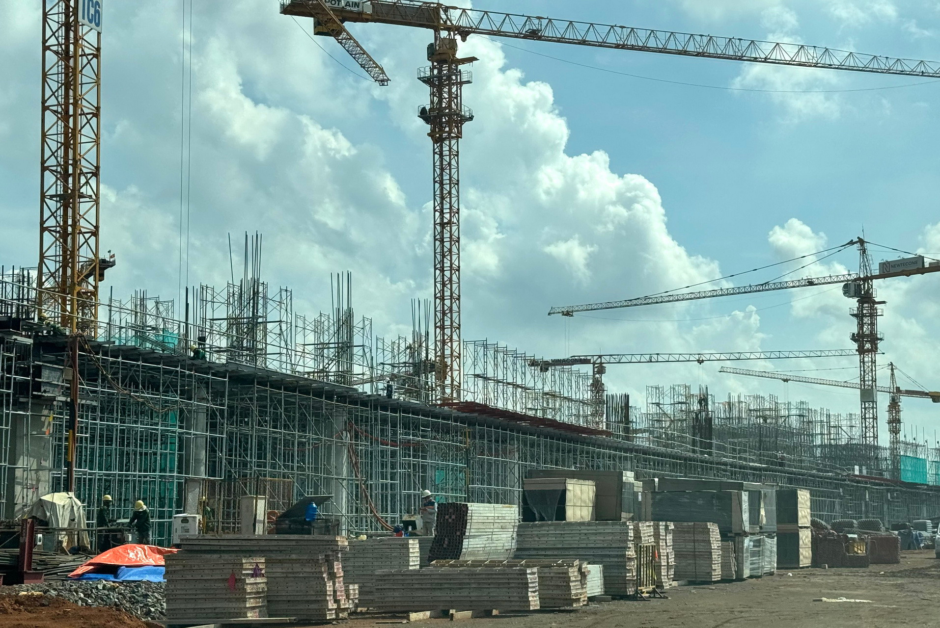 Sau khi hoàn thành thi công tầng hầm, sàn tầng 1, các đơn vị đang triển khai ván khuôn, cốt thép và bê-tông phần sàn tầng 2 của nhà ga hành khách sân bay Long Thành, tạo nên công trình đồ sộ.