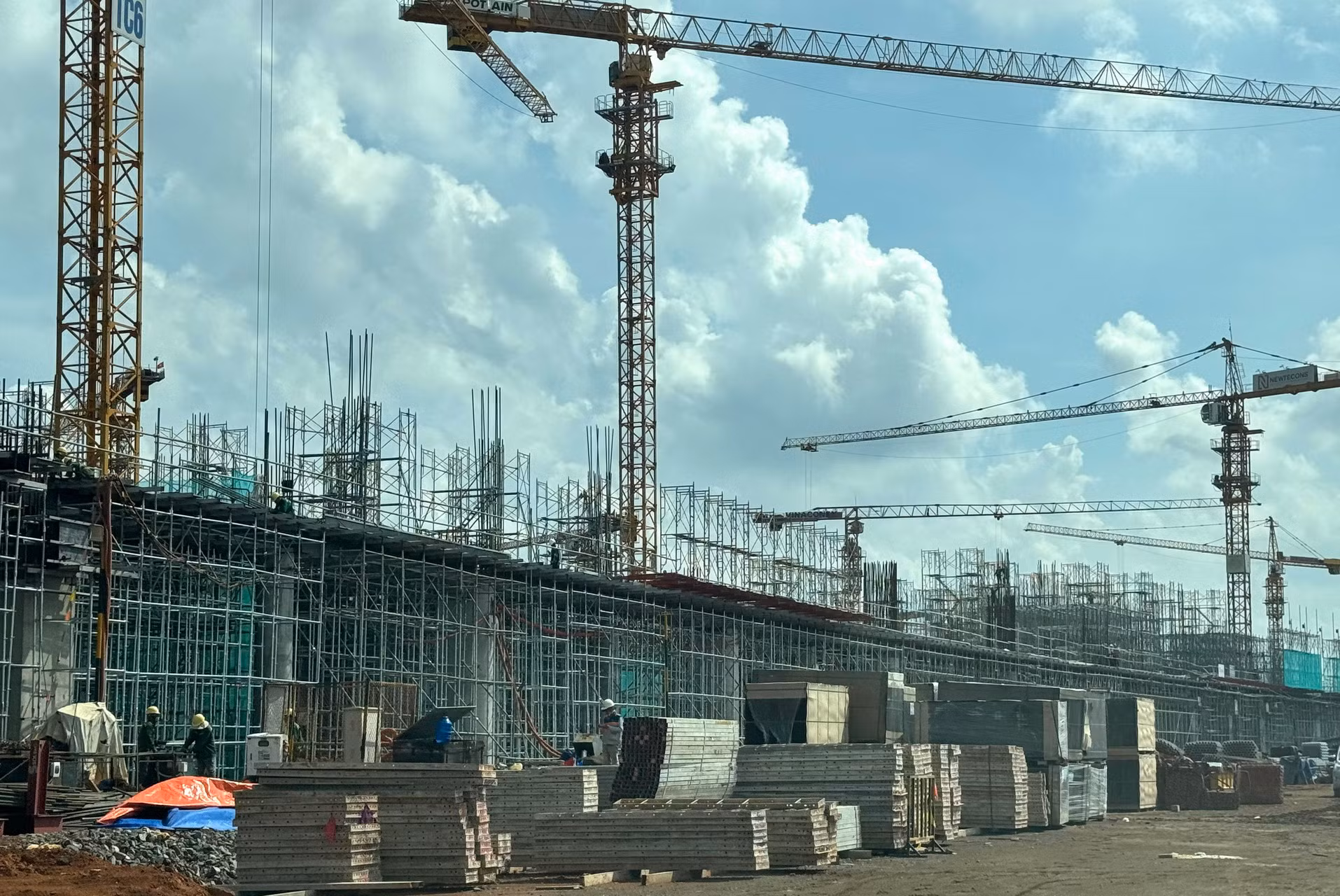 Sau khi hoàn thành thi công tầng hầm, sàn tầng 1, các đơn vị đang triển khai ván khuôn, cốt thép và bê-tông phần sàn tầng 2 của nhà ga hành khách sân bay Long Thành, tạo nên công trình đồ sộ.