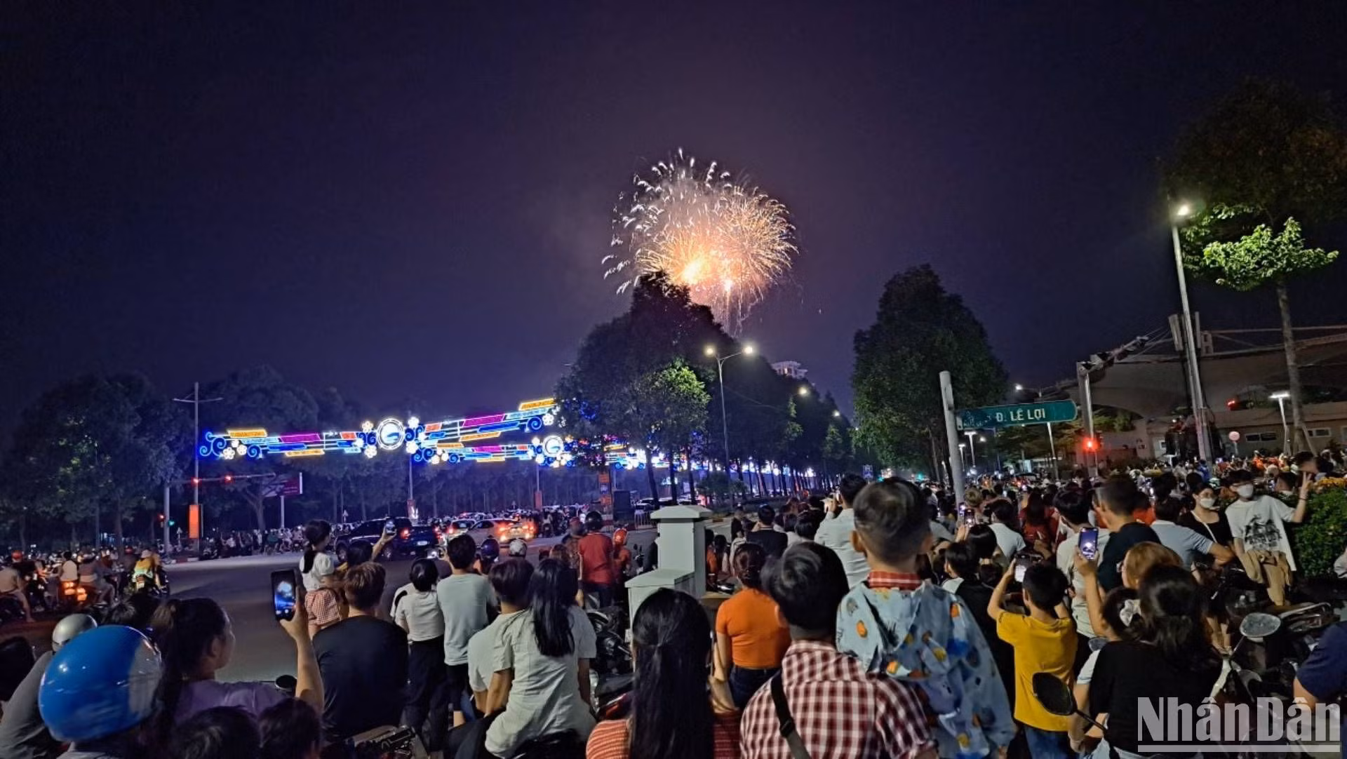 : Hàng nghìn người đến tham gia các chương trình Đêm hội Giao thừa tại công viên Trung tâm hành chính tỉnh Bình Dương và xem bắn pháo hoa đêm giao thừa. (Ảnh: Trịnh Bình)