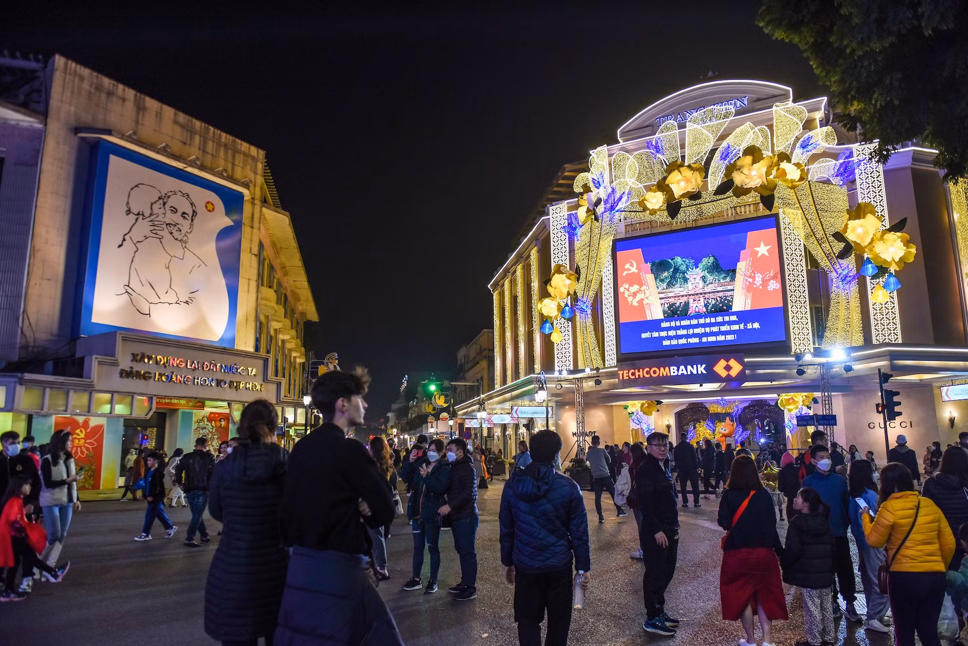 Người dân tập trung tại khu vực trước Tràng Tiền Plaza, phố Tràng Tiền, Hoàn Kiếm, Hà Nội đêm 30 Tết. (Ảnh: Thành Đạt)