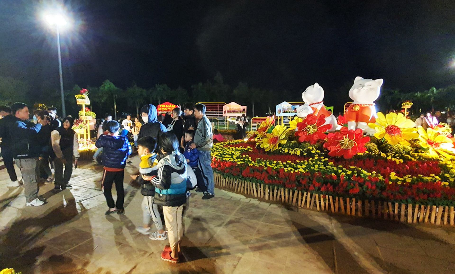 Người dân thành phố Kon Tum thích thú chụp hình với linh vật mèo tại Quảng trường 16/3. (Ảnh: PHÚC THẮNG)