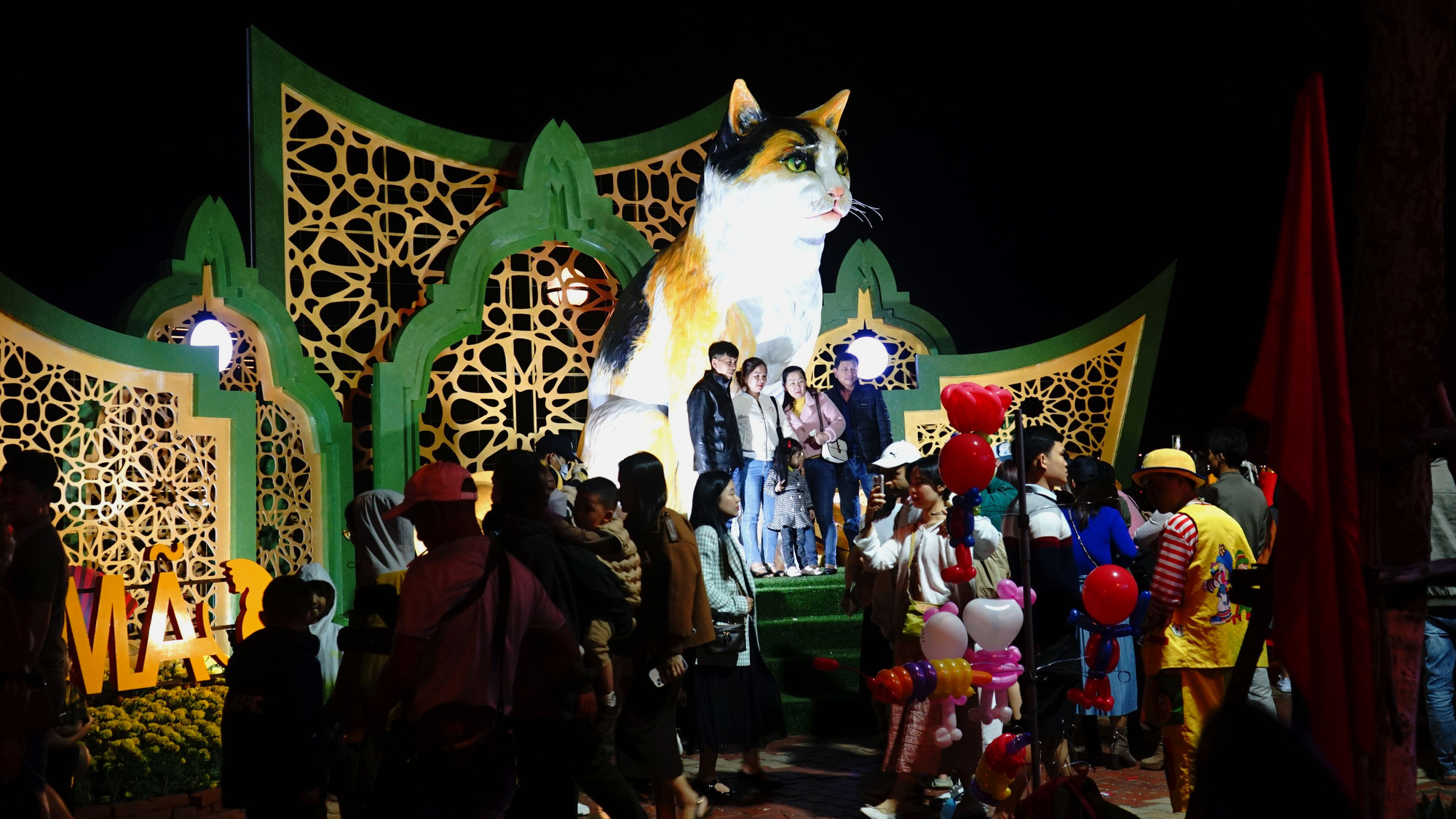 Đông người dân check-in bên linh vật mèo. (Ảnh: Thanh Tâm)