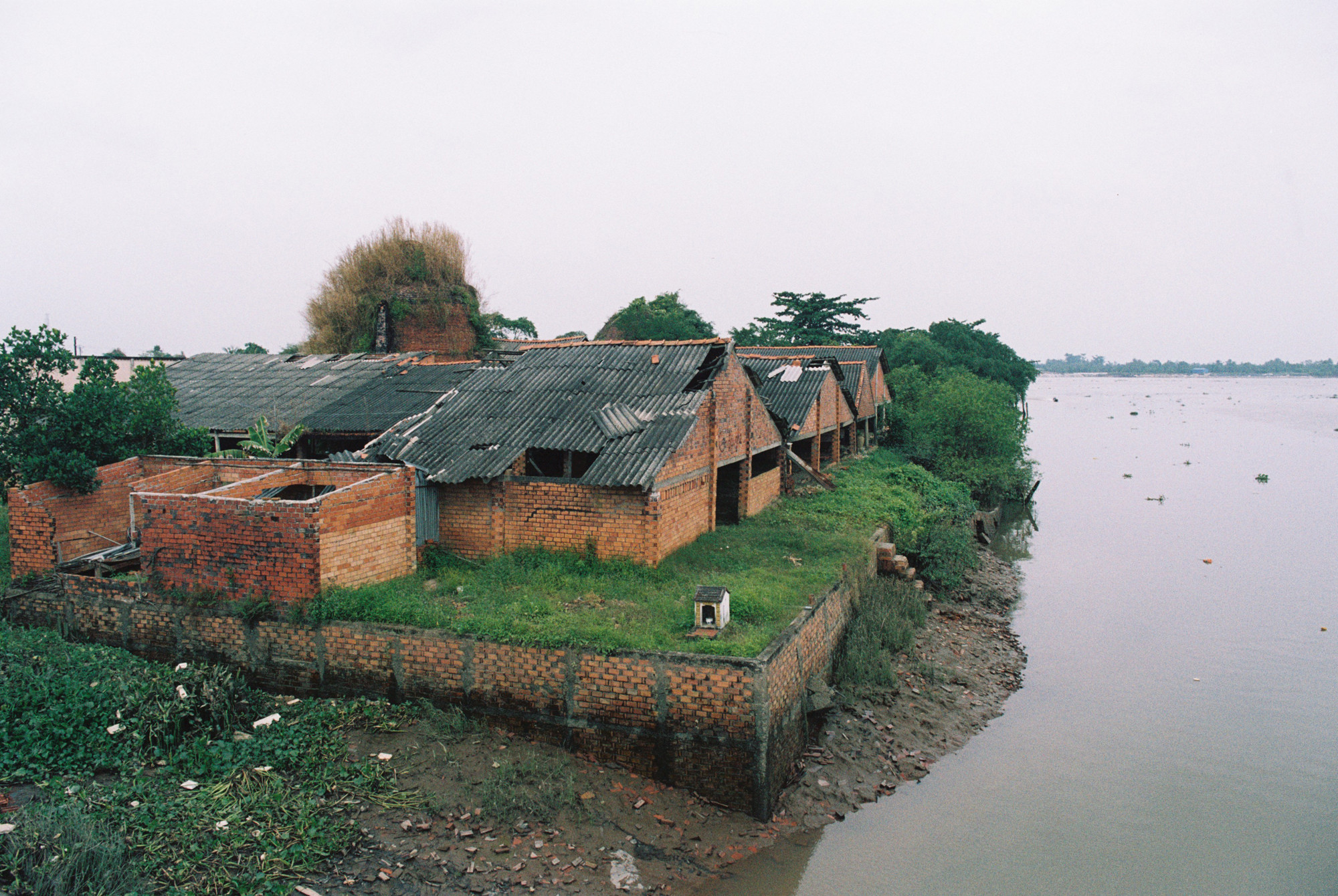 Dọc tỉnh lộ 902 từ thành phố Vĩnh Long đi bến phà Mang Thít sẽ đi qua hàng chục lò gạch có tuổi đời lên đến cả trăm năm.