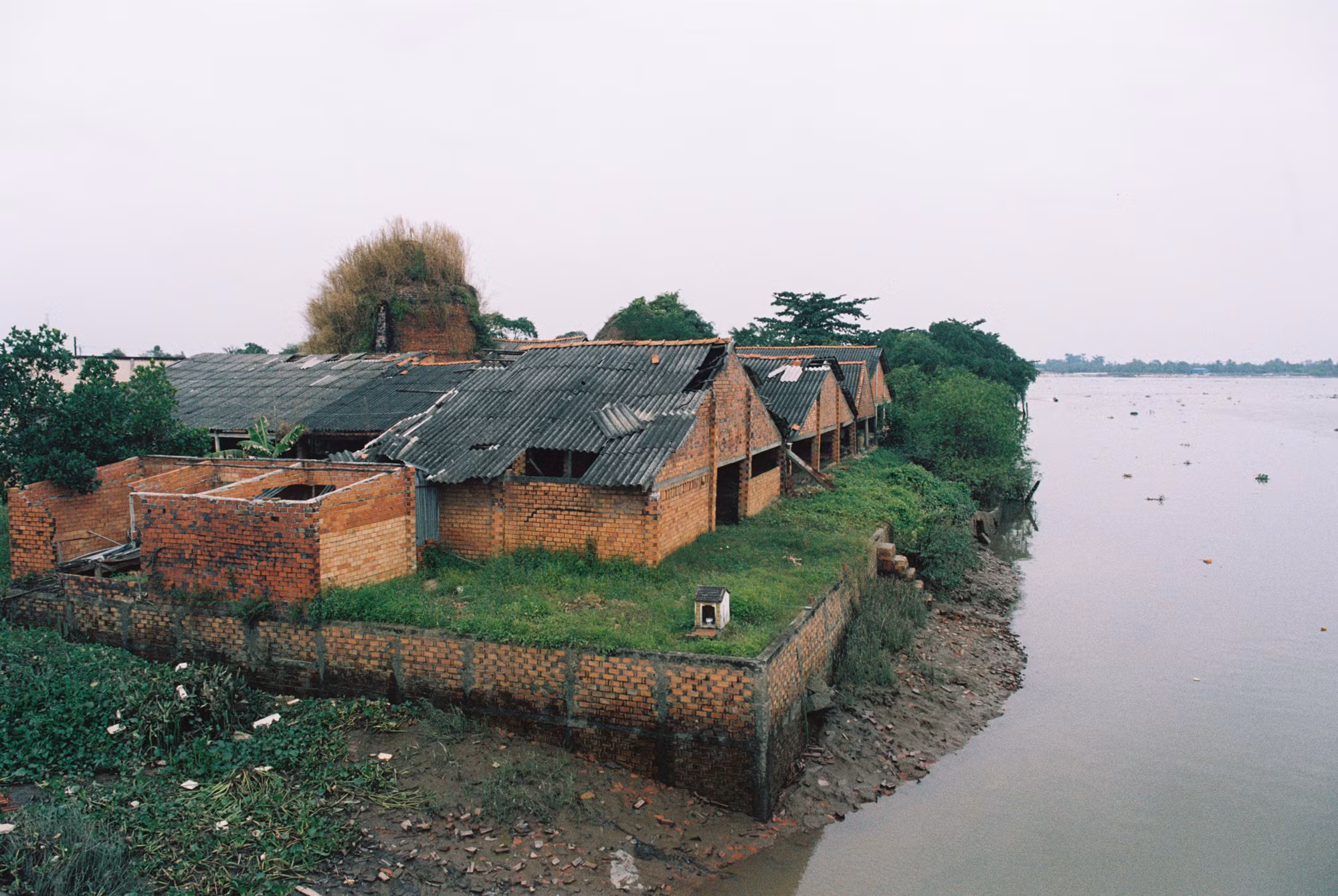 Dọc tỉnh lộ 902 từ thành phố Vĩnh Long đi bến phà Mang Thít sẽ đi qua hàng chục lò gạch có tuổi đời lên đến cả trăm năm.