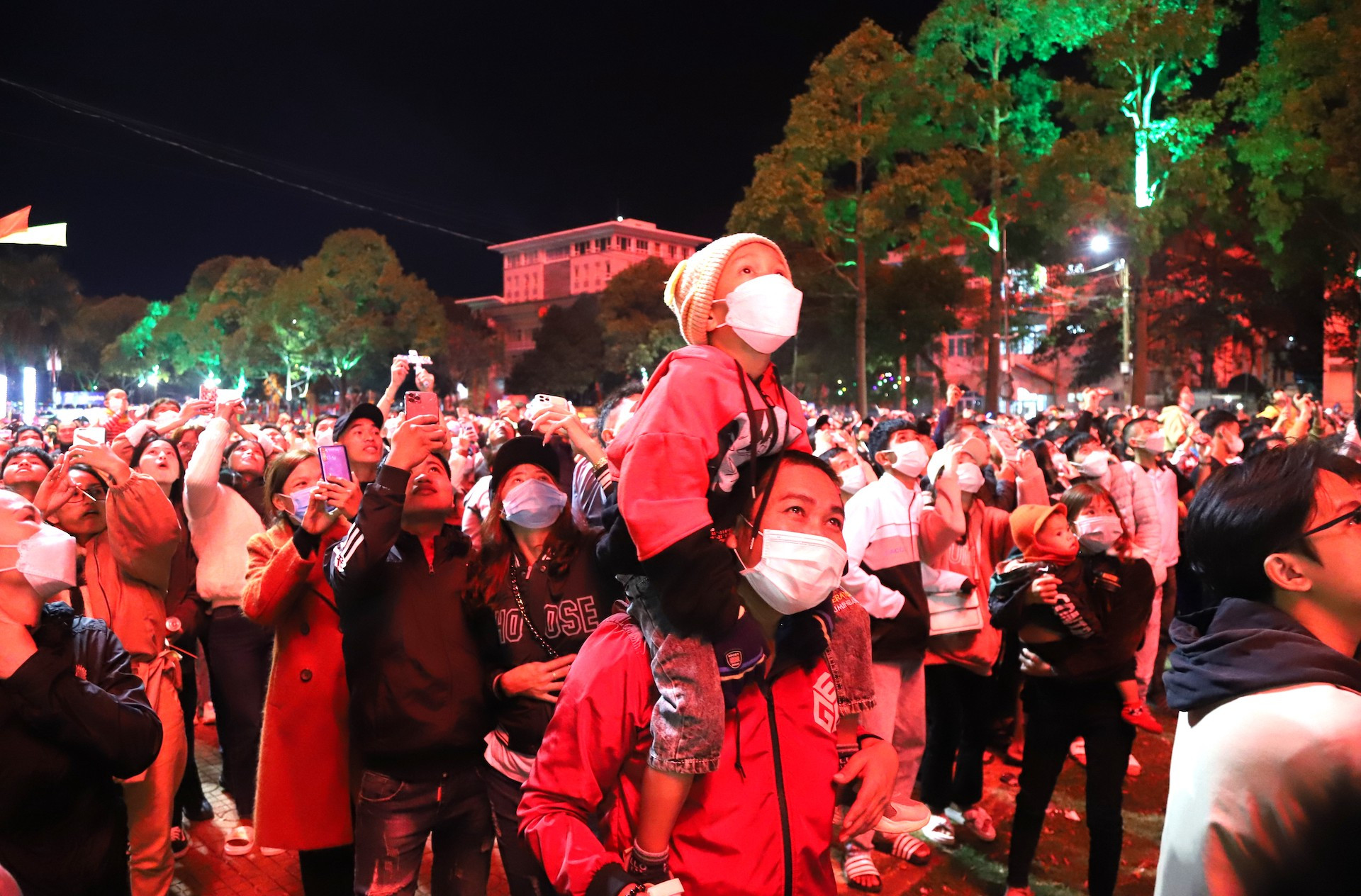 Người dân phấn khởi khi xem chương trình bắn pháo hoa. (Ảnh: Nguyễn Công Lý)