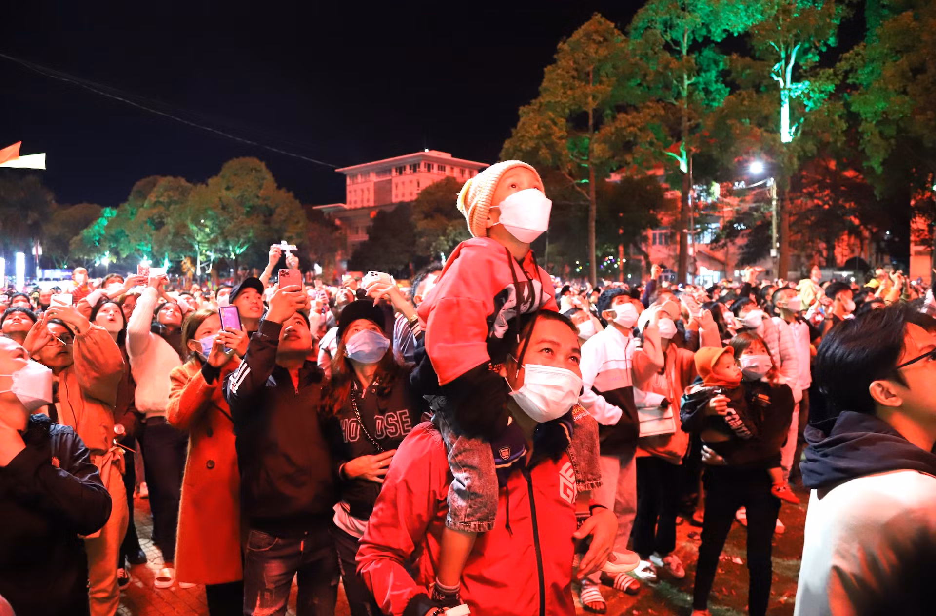 Người dân phấn khởi khi xem chương trình bắn pháo hoa. (Ảnh: Nguyễn Công Lý)