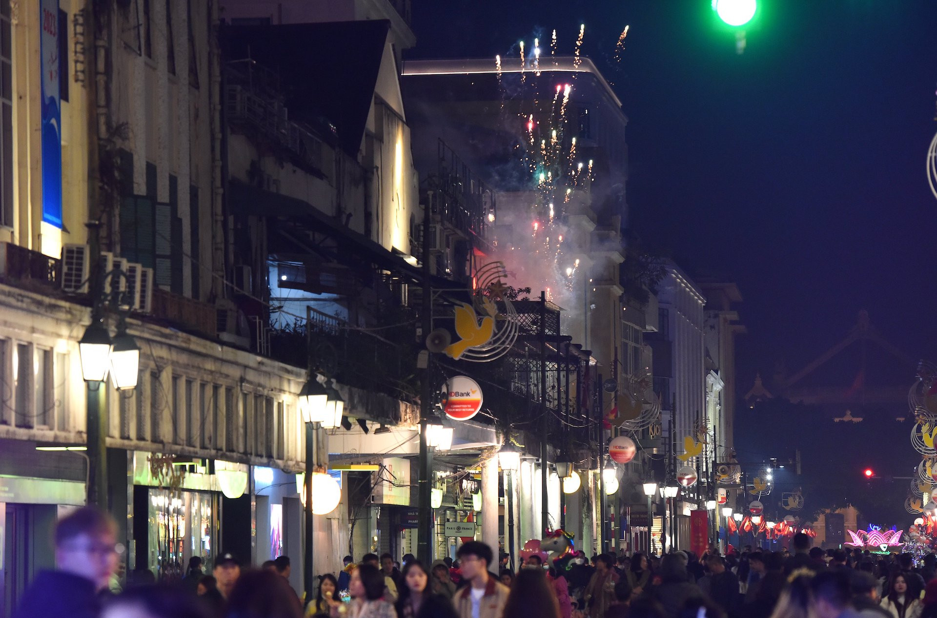 Khu vực Hồ Hoàn Kiếm nhộn nhịp trước thời khắc giao thừa. (Ảnh: Thành Đạt)