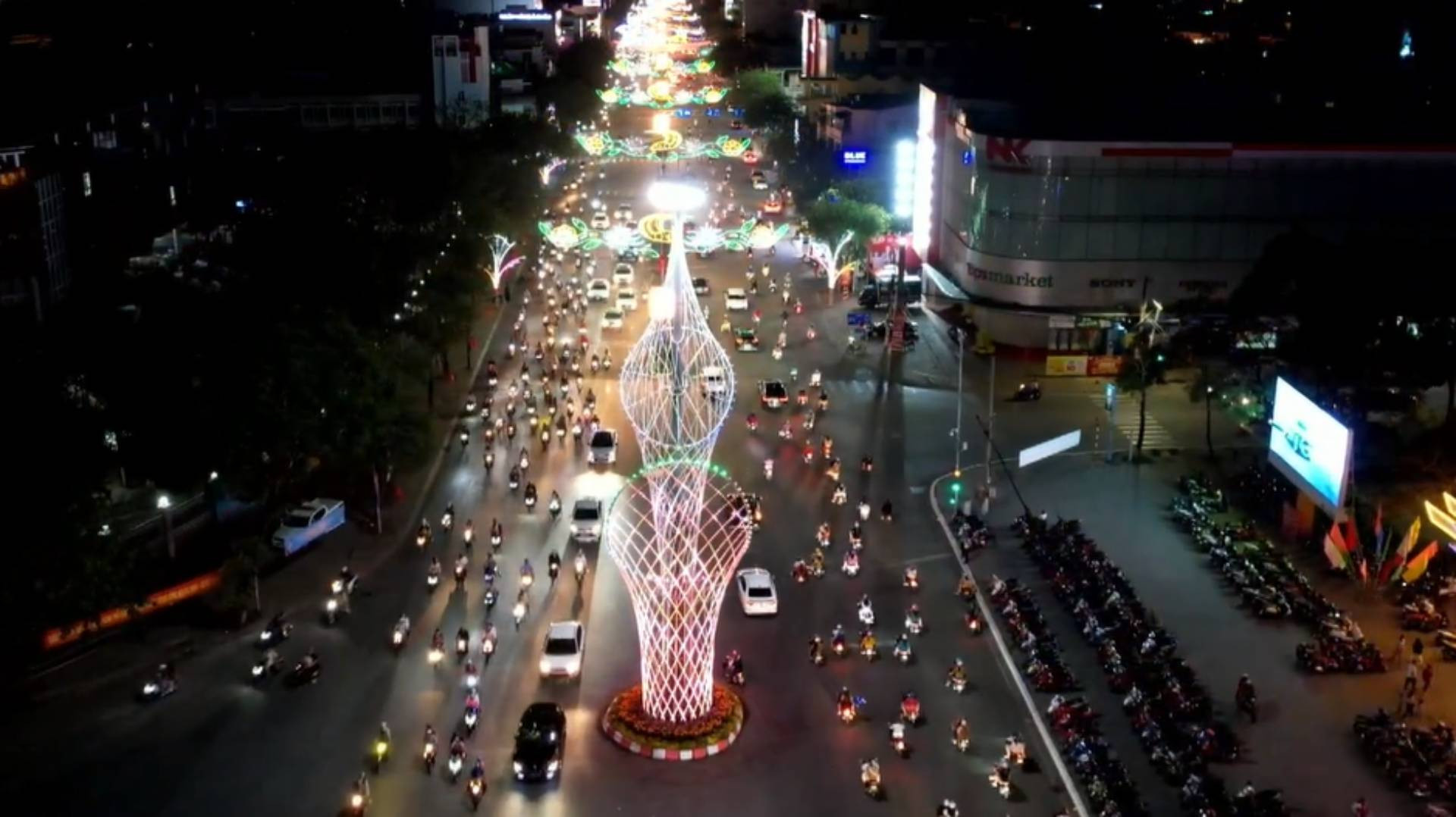 Đường phố Cần Thơ lung linh sắc màu trong đêm giao thừa. (Ảnh: Thanh Tâm)