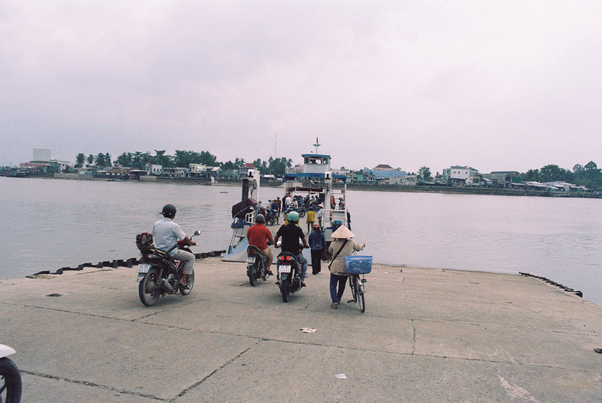 Qua bến phà Mang Thít là đã đến địa phận xã Quới An, vào đất Vũng Liêm.