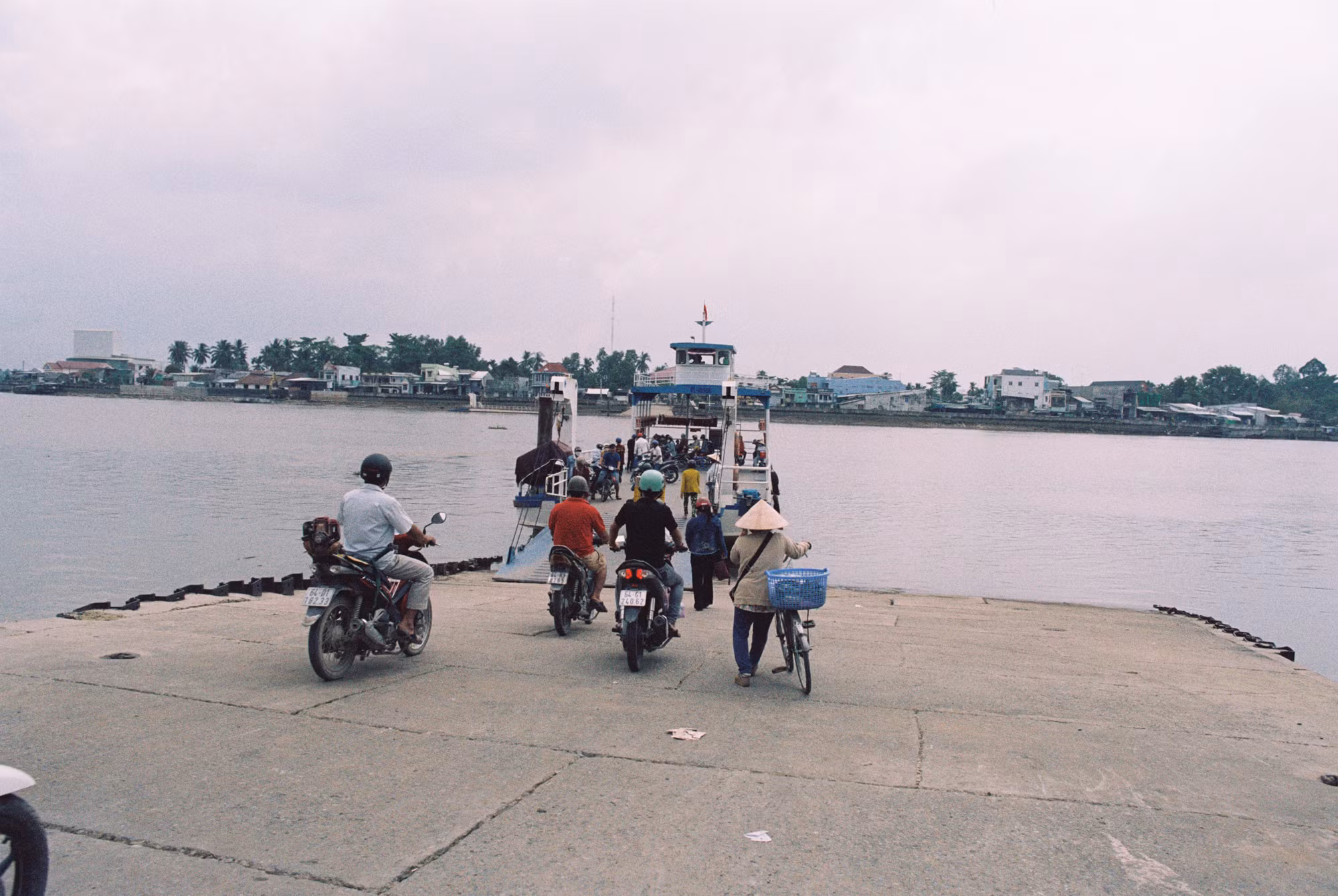 Qua bến phà Mang Thít là đã đến địa phận xã Quới An, vào đất Vũng Liêm.