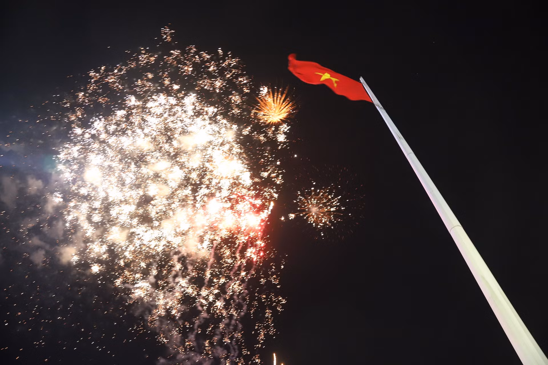 Chương trình bắn pháo hoa tầm trung kéo dài 15 phút tạo không khí vui tươi, phấn khởi trong đêm Giao thừa ở Đắk Lắk. (Ảnh: Nguyễn Công Lý)