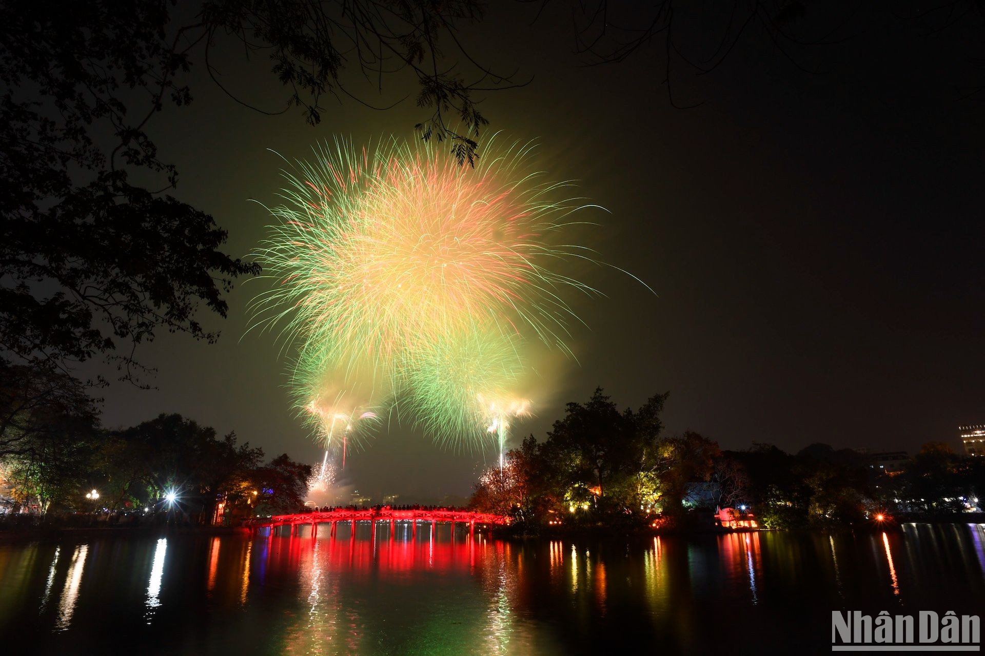 Pháo hoa tại Hồ Hoàn Kiếm, Hà Nội. (Ảnh: Thành Đạt)