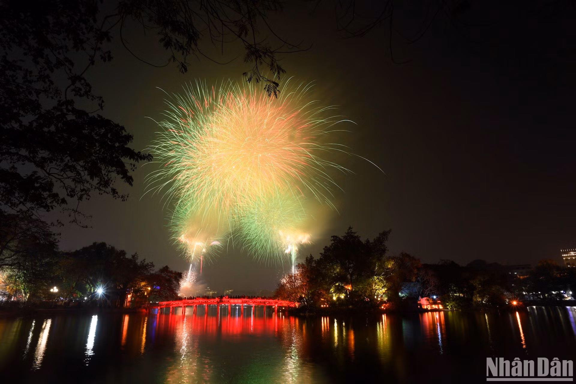Pháo hoa tại Hồ Hoàn Kiếm, Hà Nội. (Ảnh: Thành Đạt)