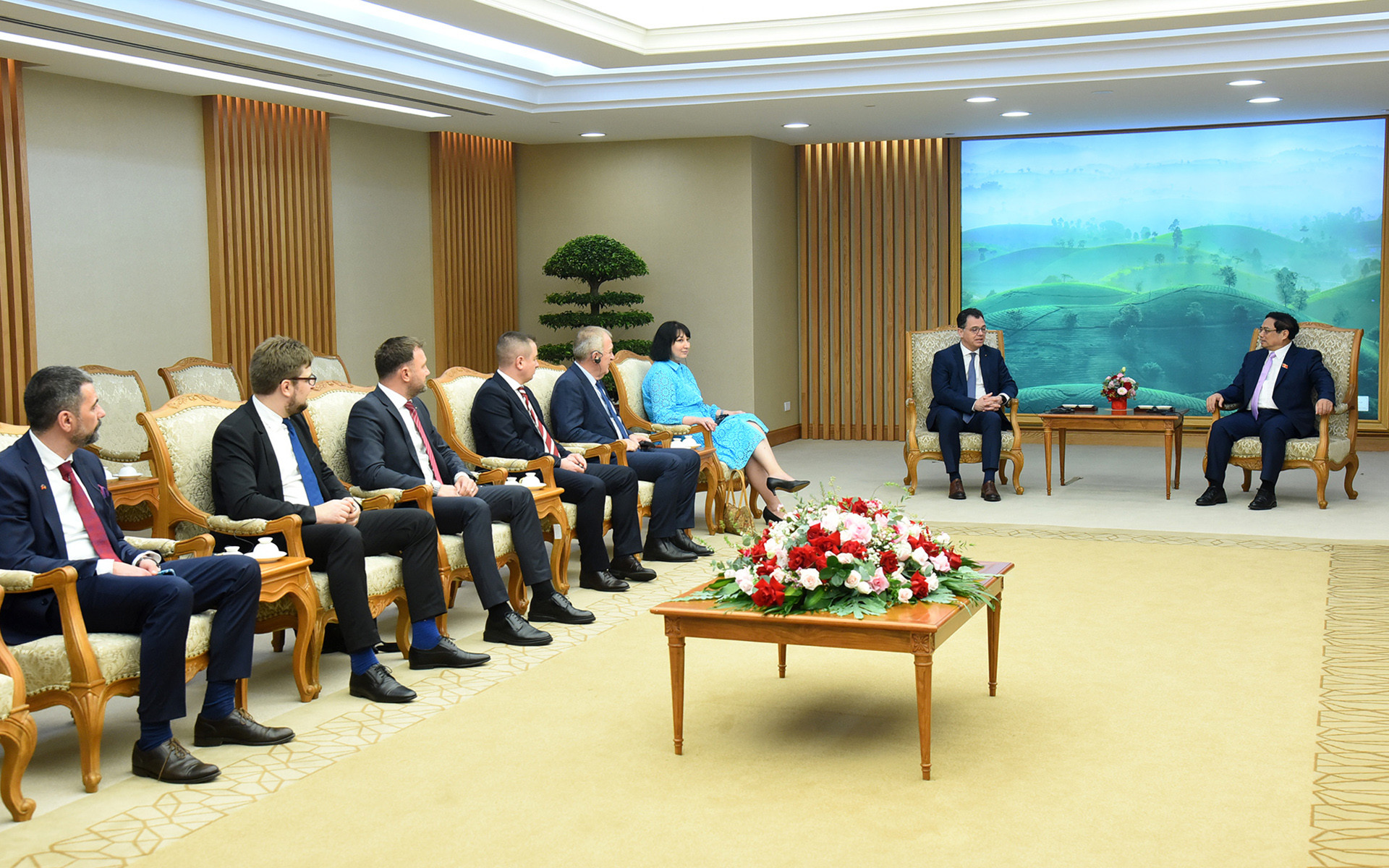 Các thành viên đi cùng đoàn với Bộ trưởng Kinh tế, Doanh nghiệp và Du lịch Romania Stefan-Radu Oprea tham dự buổi tiếp. Các thành viên đi cùng đoàn với Bộ trưởng Kinh tế, Doanh nghiệp và Du lịch Romania Stefan-Radu Oprea tham dự buổi tiếp.