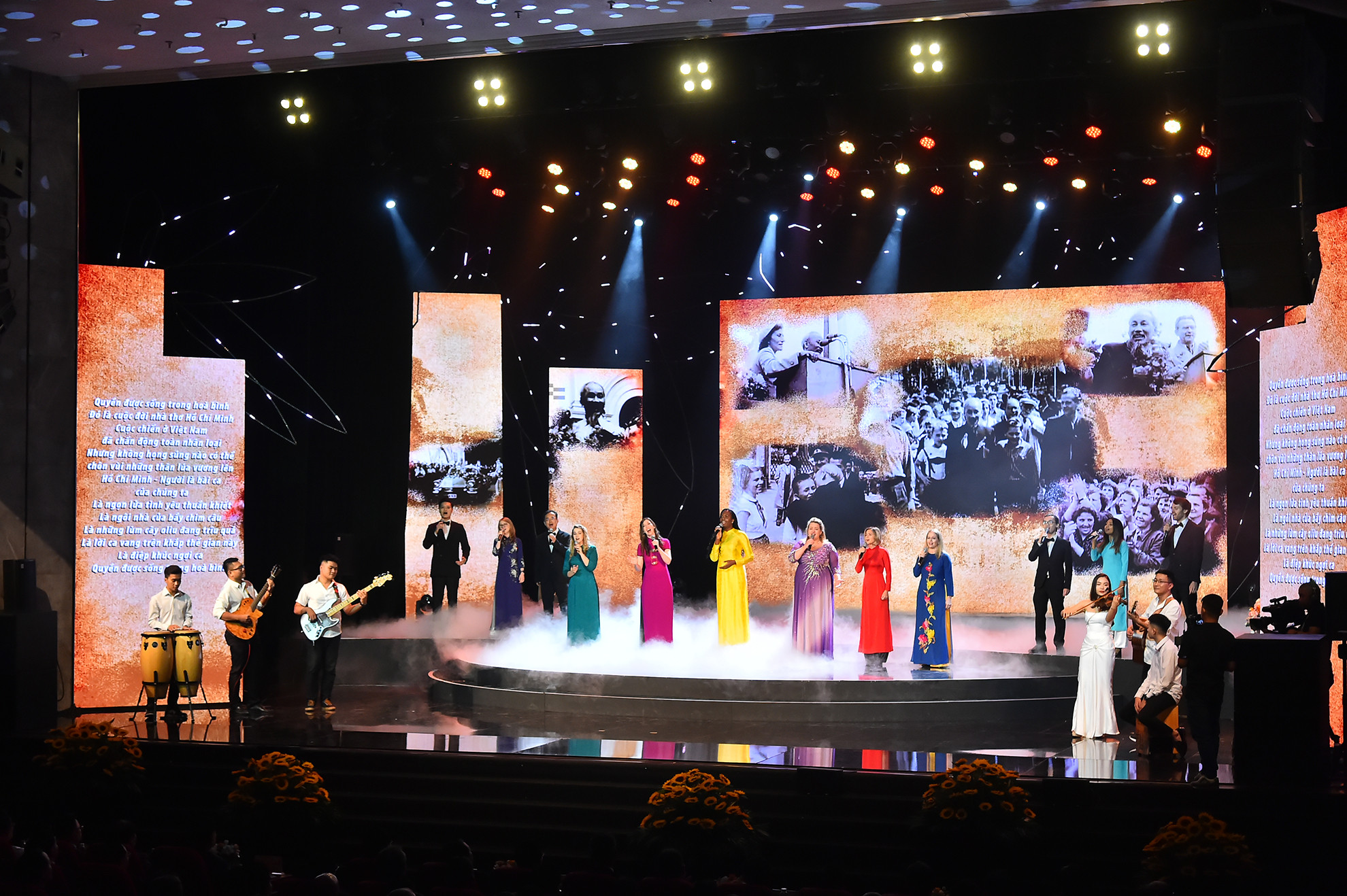Các nghệ sĩ đang sinh sống và làm việc tại Việt Nam cùng dàn hợp xướng trình bày liên khúc Quyền được sống trong tự do - Bài ca Hồ Chí Minh.