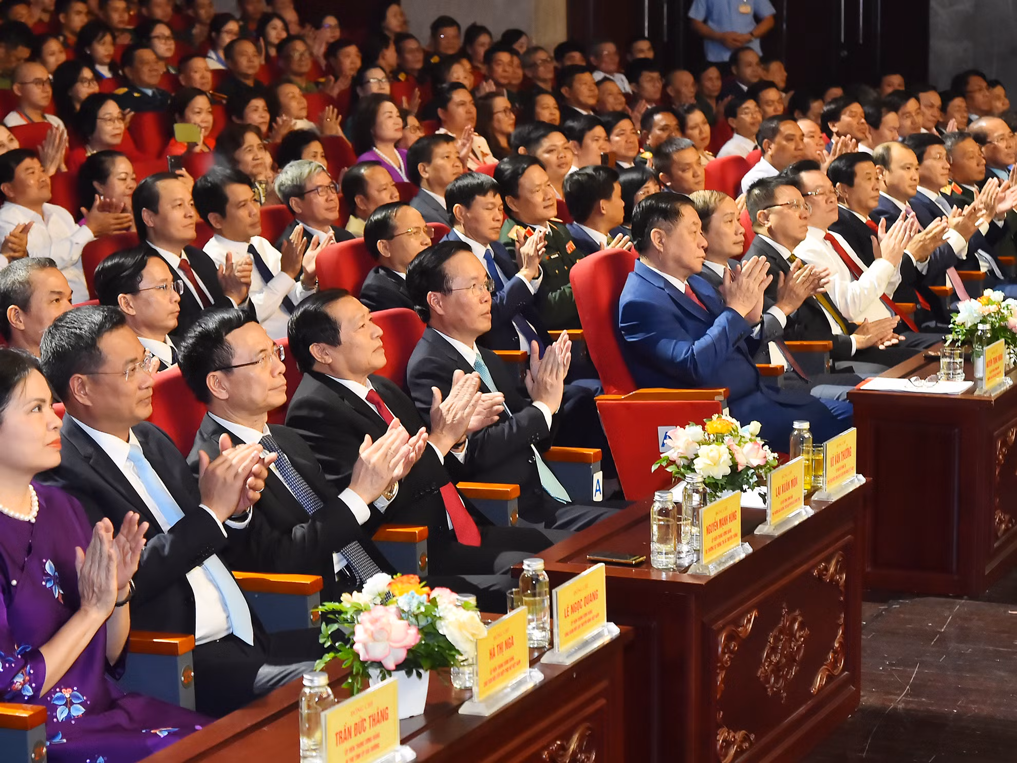Chủ tịch nước Võ Văn Thưởng với các đồng chí lãnh đạo Đảng, Nhà nước và các đại biểu tại Chương trình “Hồ Chí Minh-Hành trình khát vọng 2023”.