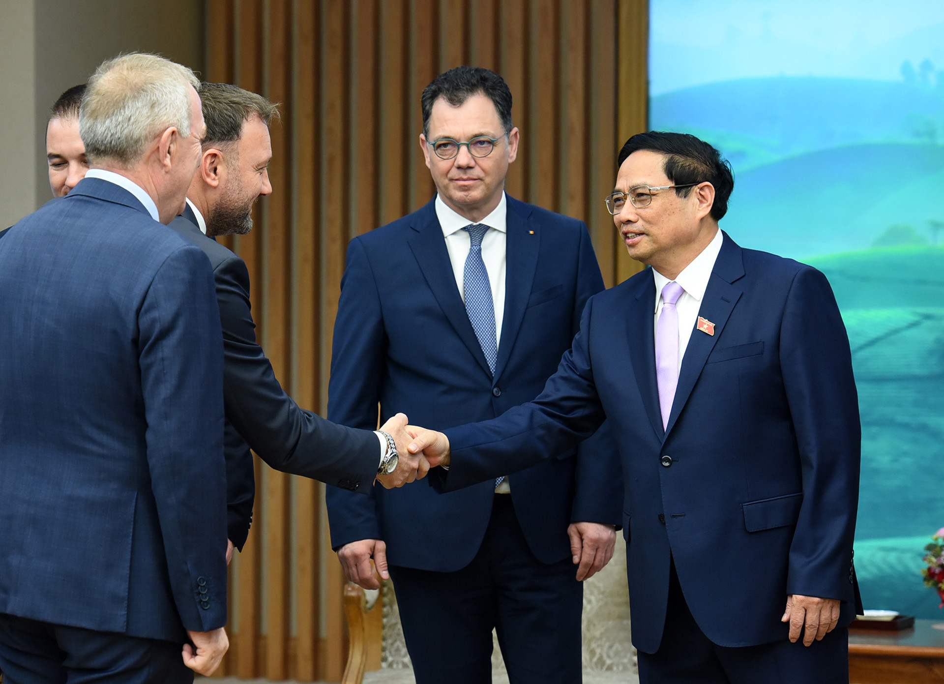 Thủ tướng Phạm Minh Chính đón các thành viên đi cùng đoàn với Bộ trưởng Kinh tế, Doanh nghiệp và Du lịch Romania Stefan-Radu Oprea. Thủ tướng Phạm Minh Chính đón các thành viên đi cùng đoàn với Bộ trưởng Kinh tế, Doanh nghiệp và Du lịch Romania Stefan-Radu Oprea.