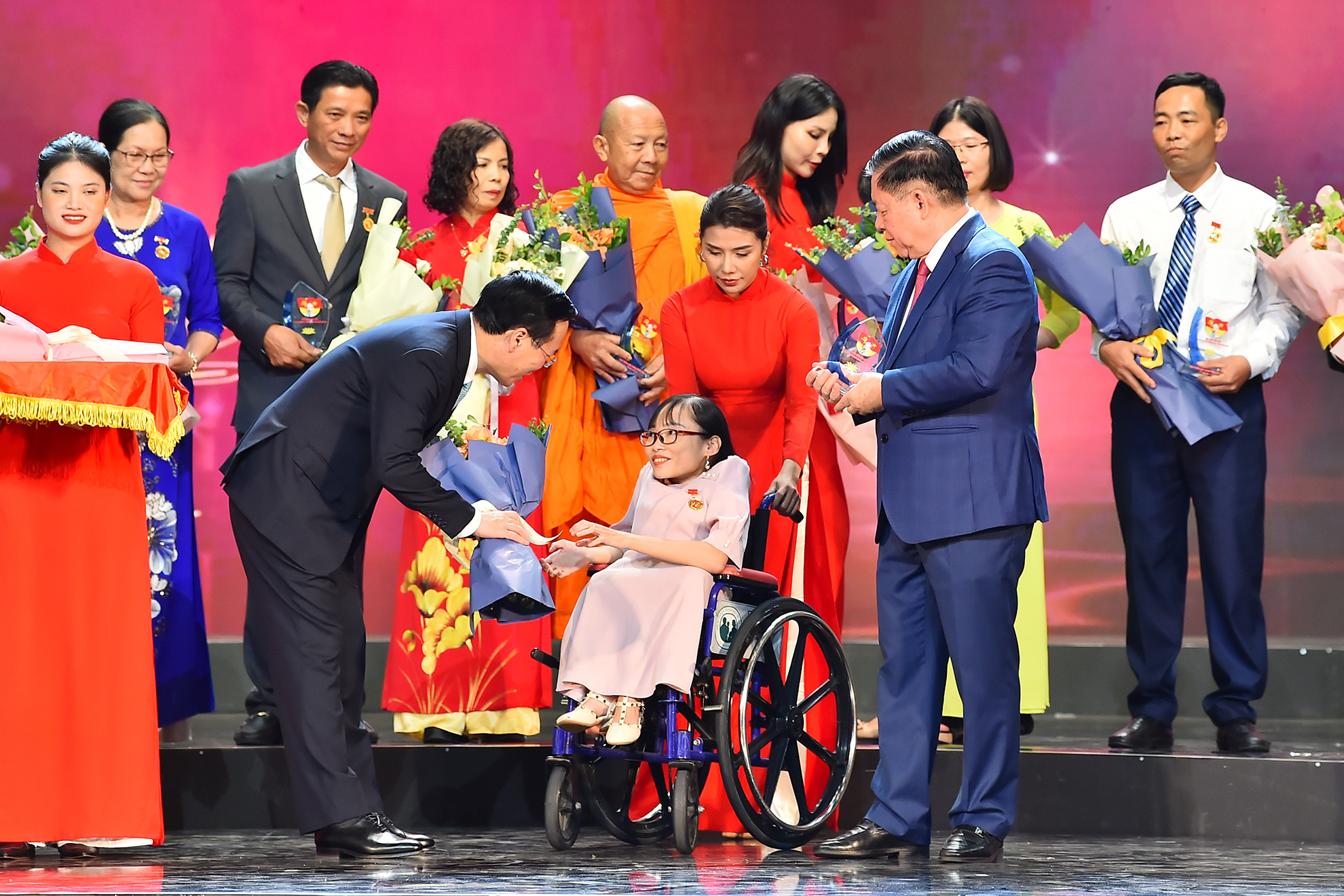 Chủ tịch nước Võ Văn Thưởng và Trưởng Ban Tuyên giáo Trung ương Nguyễn Trọng Nghĩa trao hoa và biểu trưng cho điển hình cá nhân tiêu biểu.