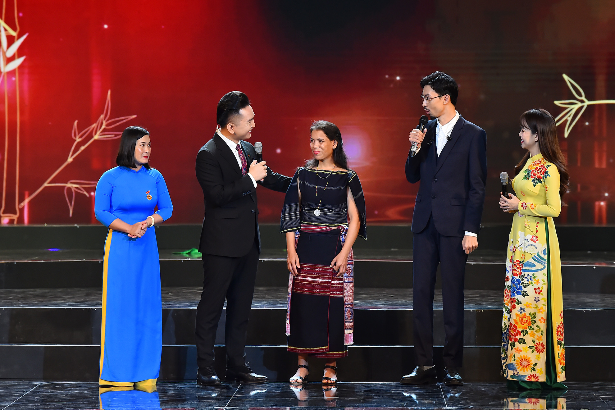 Phần giao lưu của một học sinh đặc biệt đang học tập trong dự án Lớp học của mẹ - được triển khai bởi Hội Liên hiệp phụ nữ xã Phú An, huyện Đắk Pơ, tỉnh Gia Lai cùng ca sĩ Đen Vâu (Nguyễn Đức Cường).