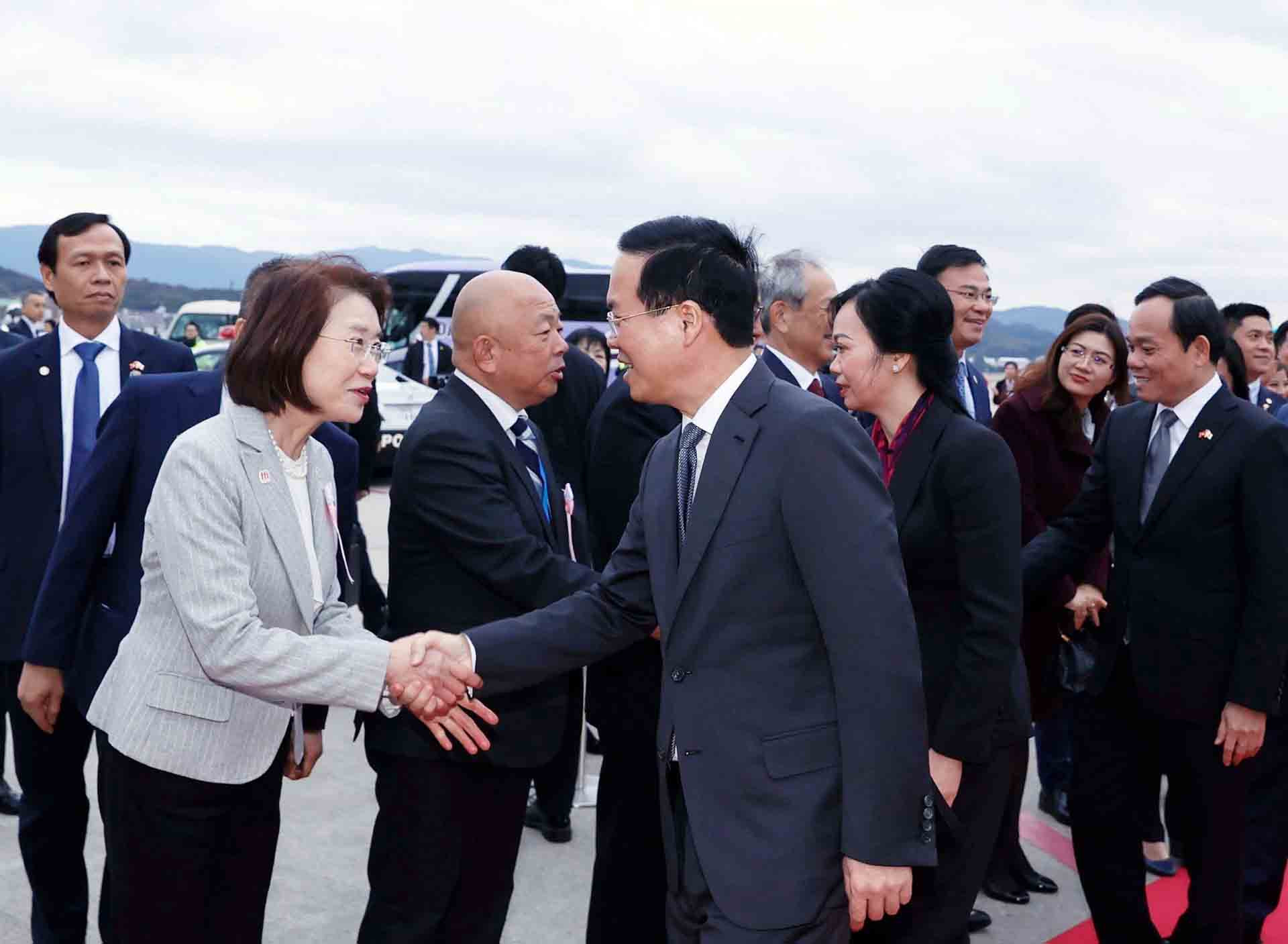 Chủ tịch nước Võ Văn Thưởng và Phu nhân tại Sân bay quốc tế Fukuoka.
