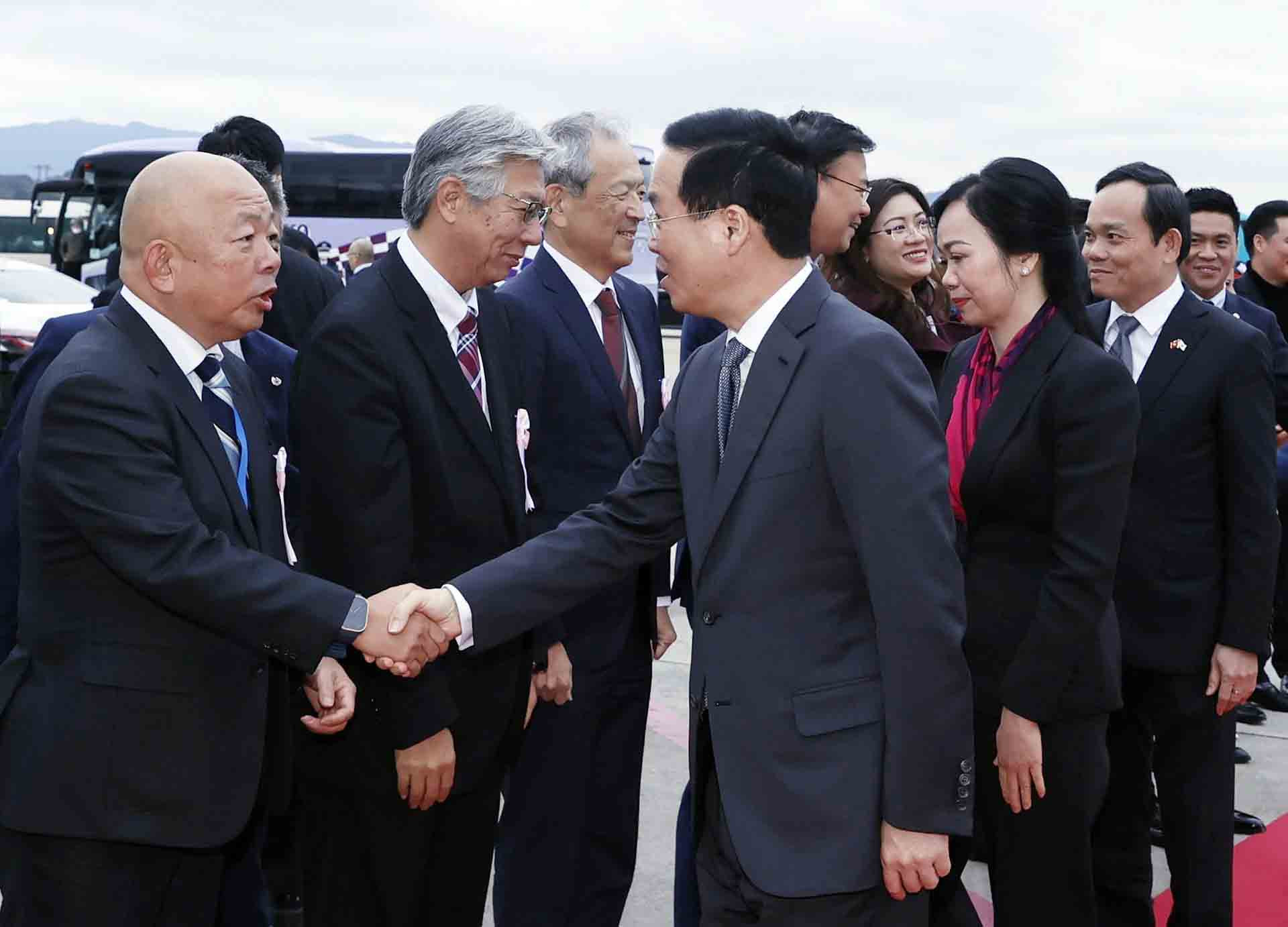 Chủ tịch nước Võ Văn Thưởng và Phu nhân tại Sân bay quốc tế Fukuoka.