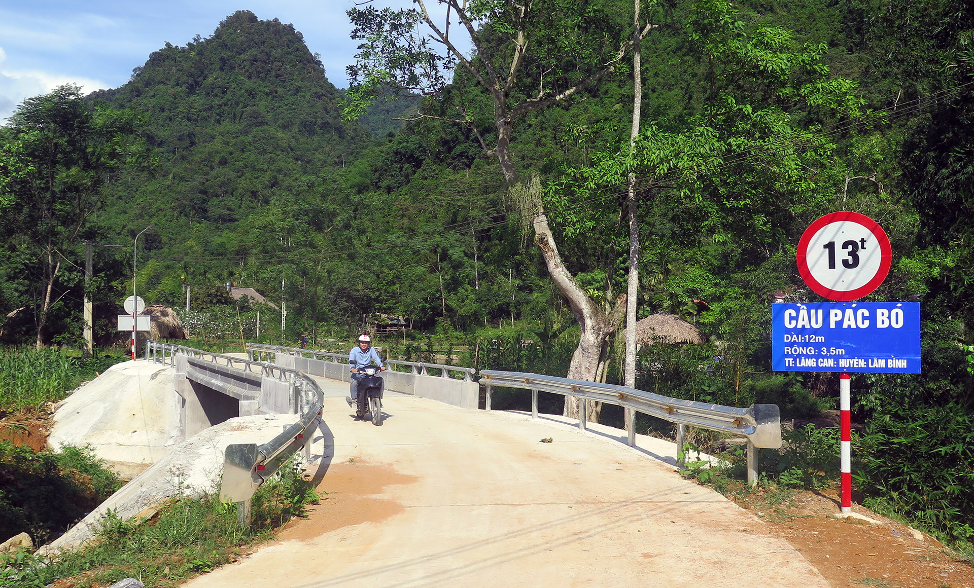 Cầu trên đường giao thông nông thôn giúp xóa điểm nghẽn trong đi lại và giao lưu hàng hóa vùng sâu, vùng xa.