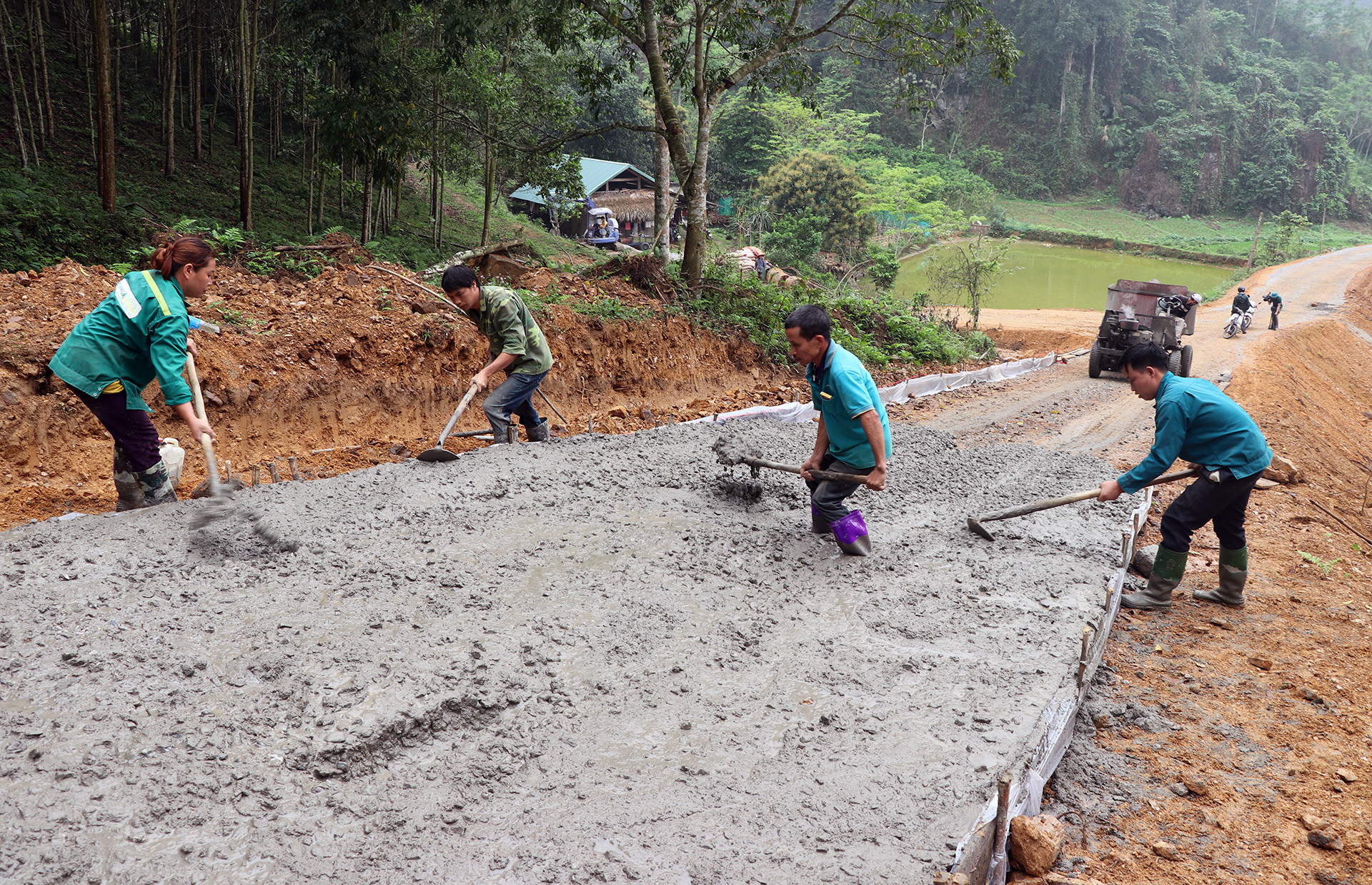 Người dân xã vùng sâu Trung Minh, huyện Yên Sơn làm đường bê-tông nông thôn.
