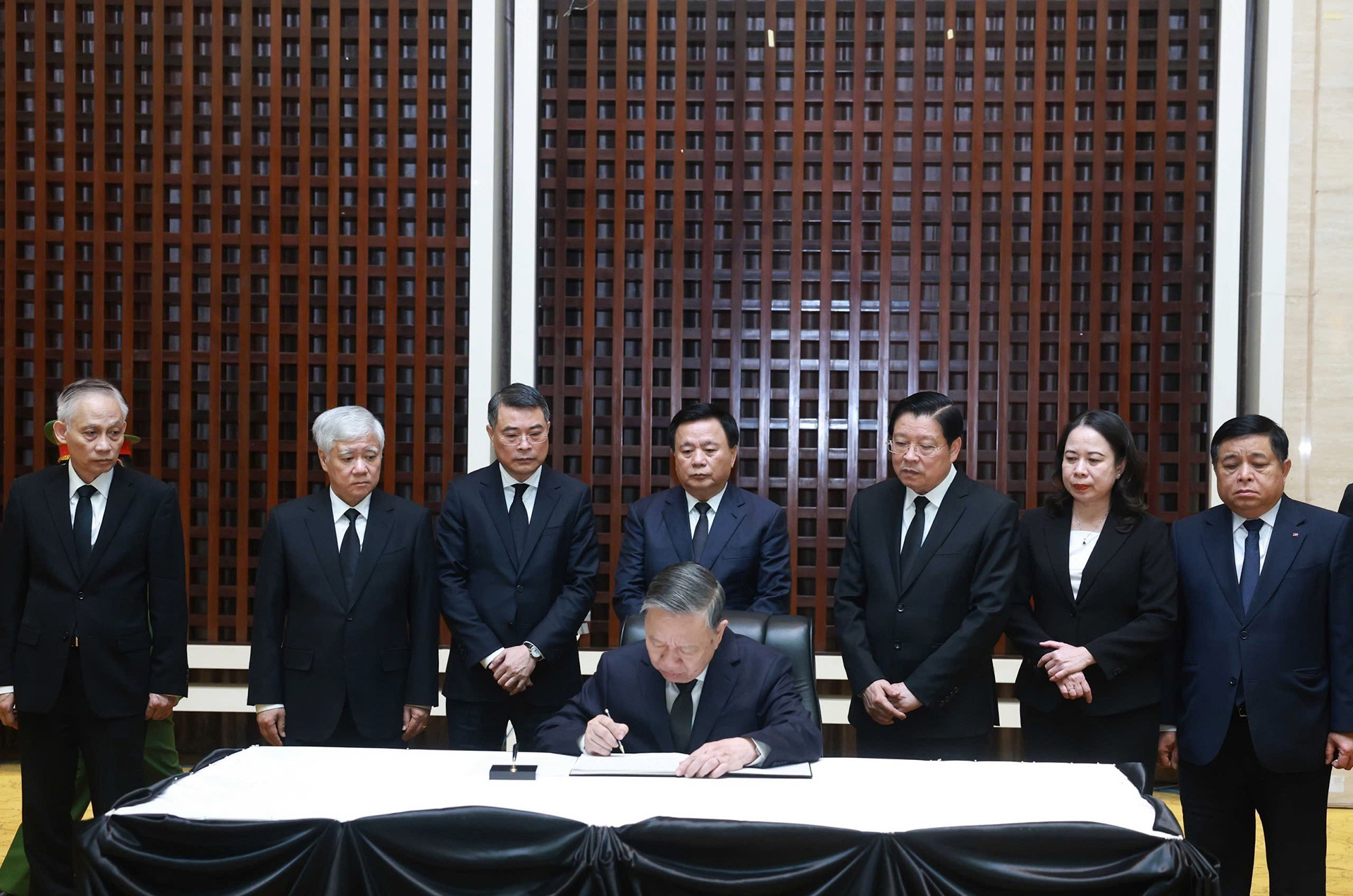 [Ảnh] Tổng Bí thư Tô Lâm viếng đồng chí Khamtay Siphandone ảnh 3