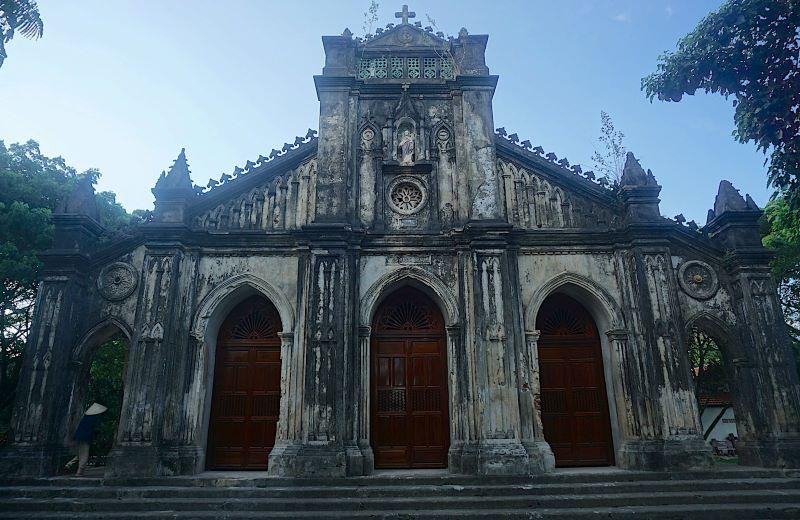 Nhà thờ được xây dựng theo kiến trúc Pháp.