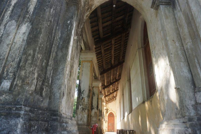 Giáo đường với hệ thống 17 cửa sổ lấy ánh sáng tự nhiên.