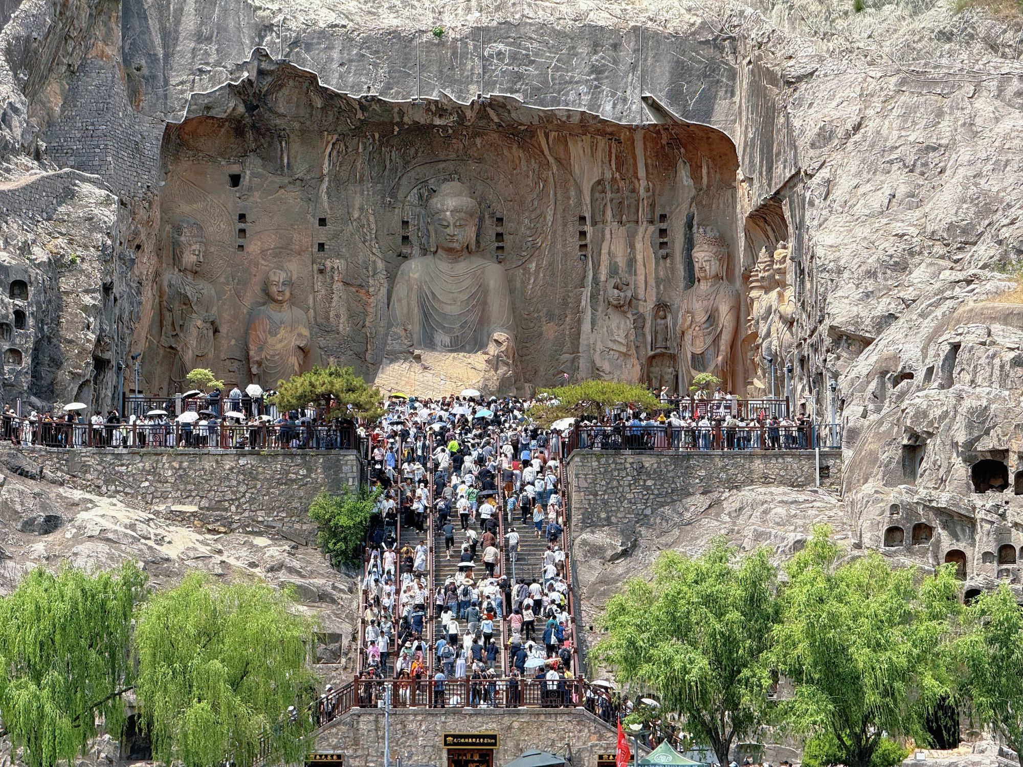 Bức tượng Phật Lư Xá Na nổi bật trong quần thể hang đá Long Môn.