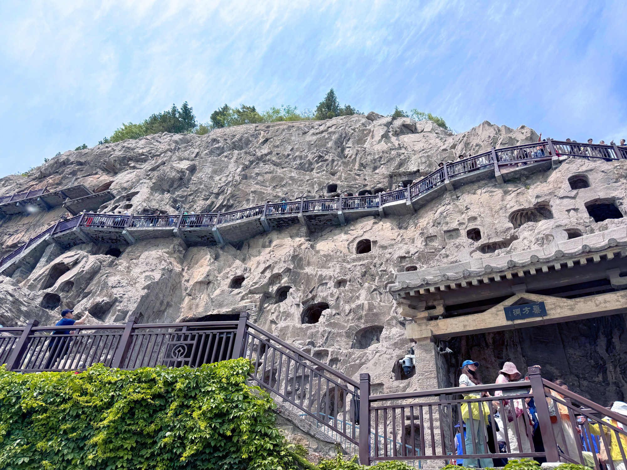 Du khách khám phá những bước tượng hơn nghìn năm tuổi nằm cheo leo trên lưng chừng núi.