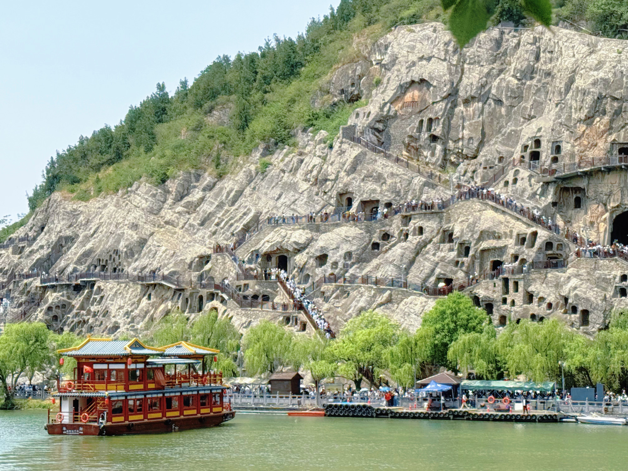 Du khách có thể trải nghiệm đi thuyền trên sông Y để ngắm nhìn hang đá Long Môn.